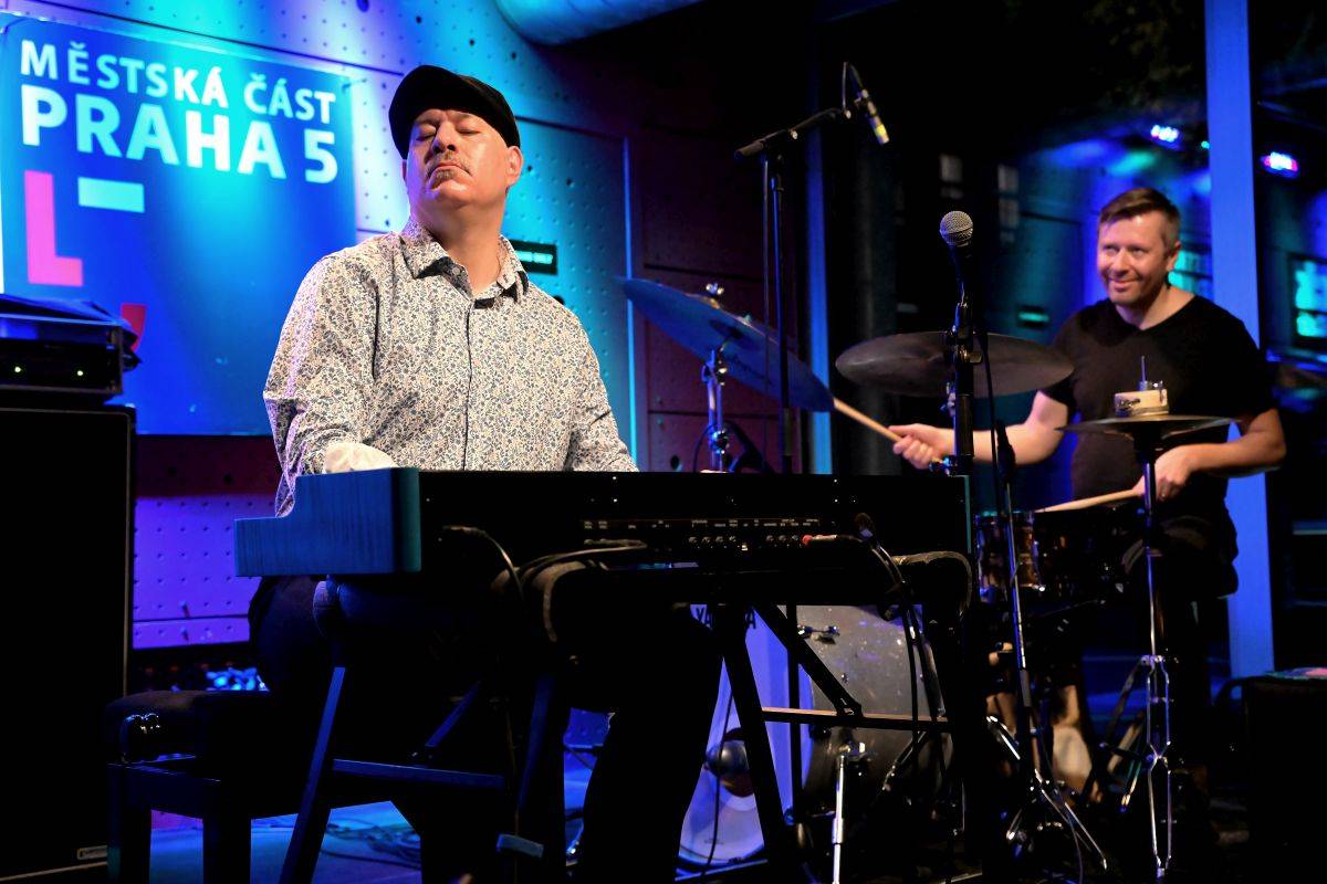 Brian Charett s Ondřejem Štveráčkem a Danielem Šoltisem zahráli v Jazz Docku mix funku, jazzu i elektronických zvuků