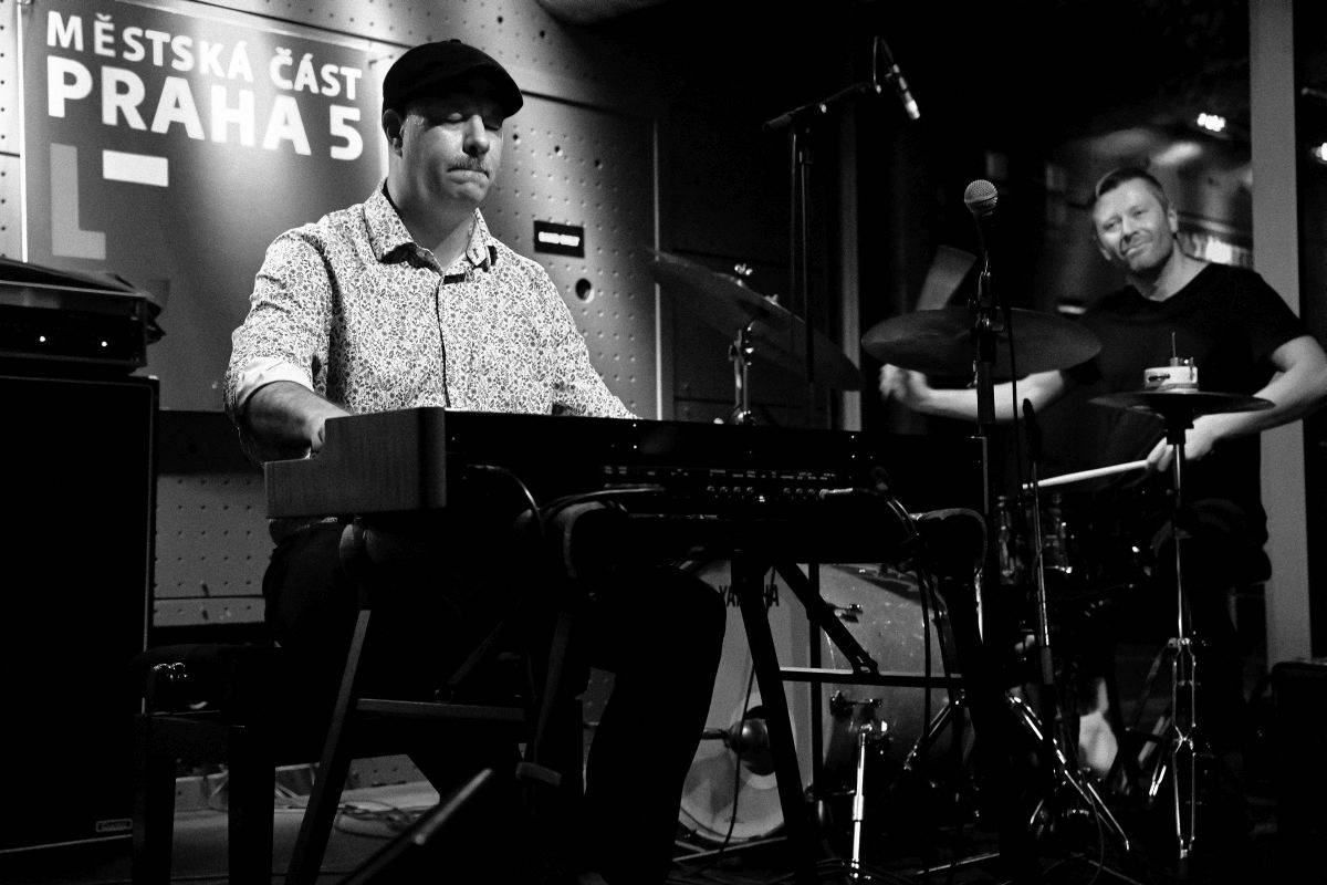 Brian Charett s Ondřejem Štveráčkem a Danielem Šoltisem zahráli v Jazz Docku mix funku, jazzu i elektronických zvuků