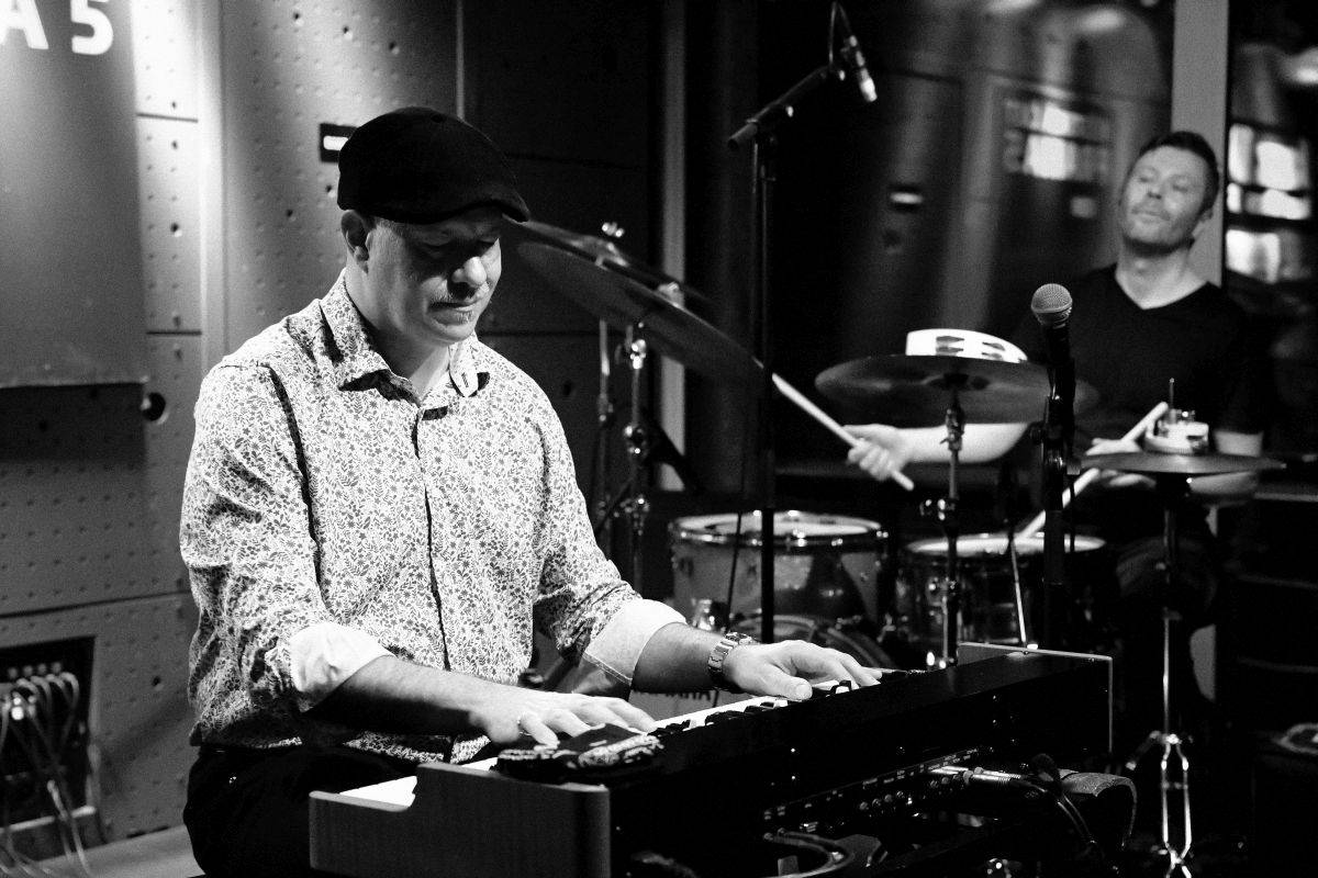 Brian Charett s Ondřejem Štveráčkem a Danielem Šoltisem zahráli v Jazz Docku mix funku, jazzu i elektronických zvuků