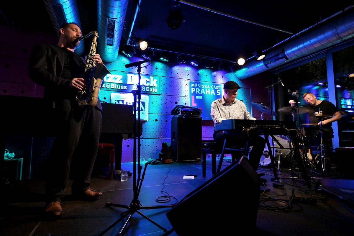 Brian Charett s Ondřejem Štveráčkem a Danielem Šoltisem zahráli v Jazz Docku mix funku, jazzu i elektronických zvuků