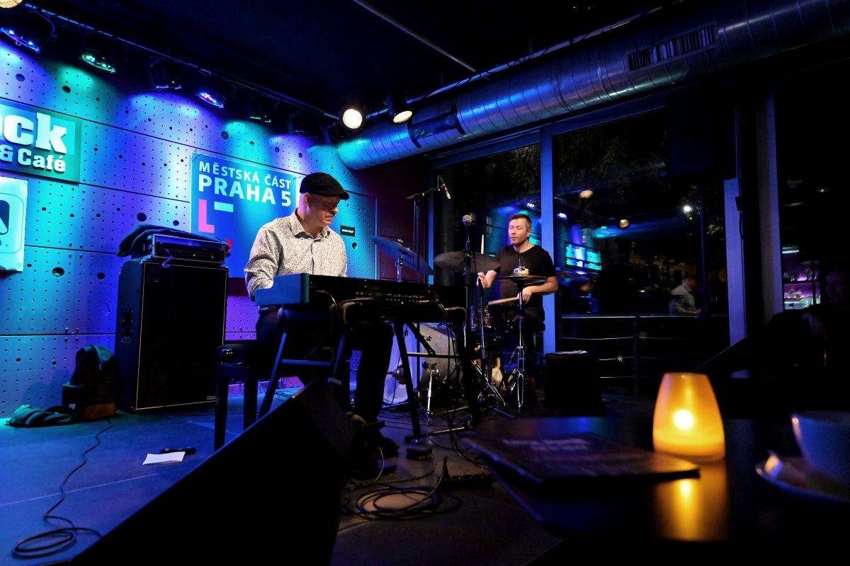 Brian Charett s Ondřejem Štveráčkem a Danielem Šoltisem zahráli v Jazz Docku mix funku, jazzu i elektronických zvuků