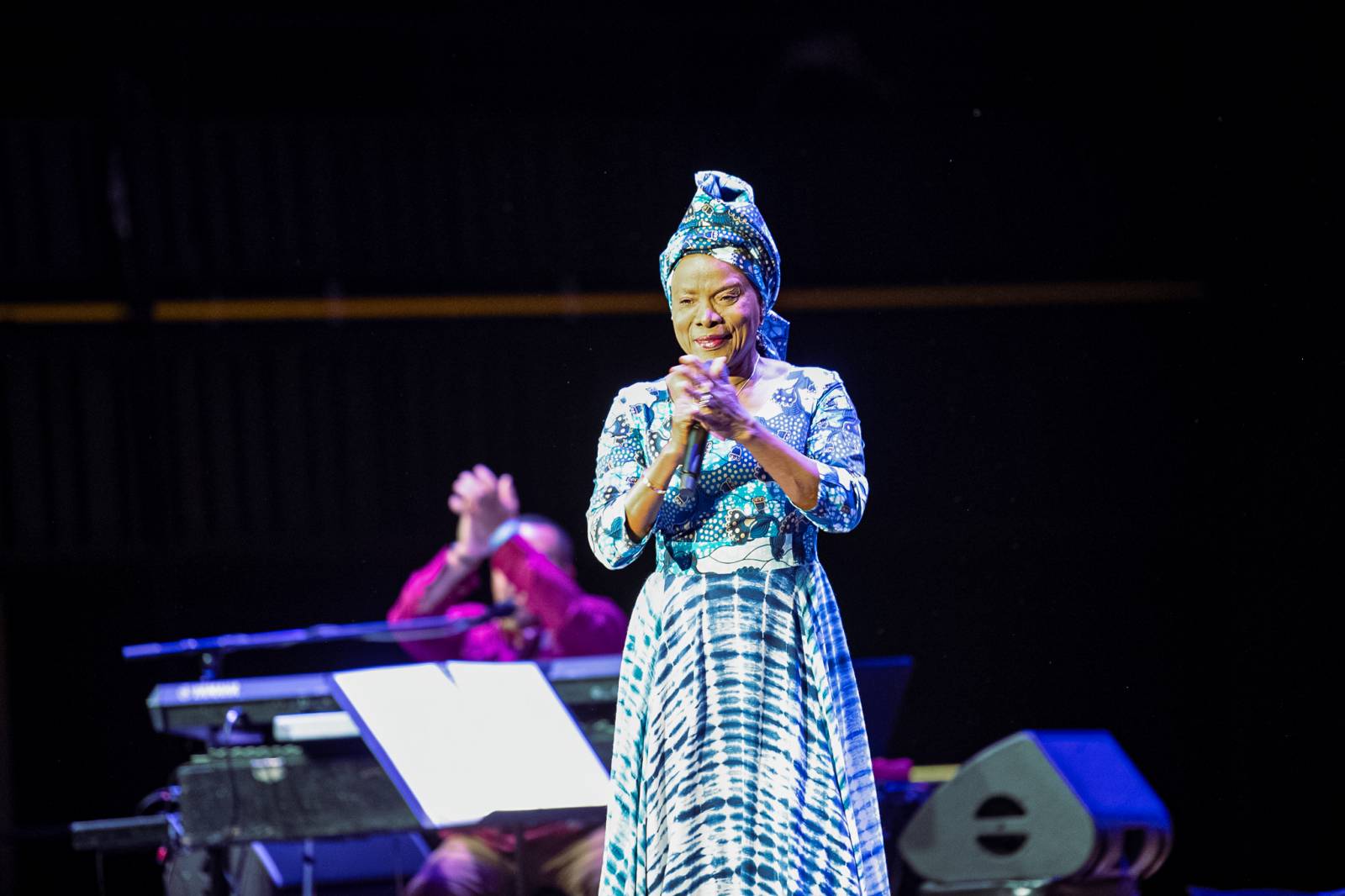 Angélique Kidjo ohromila svým hlasem Forum Karlín, přednesla mu svou verzi kultovního alba Talking Heads