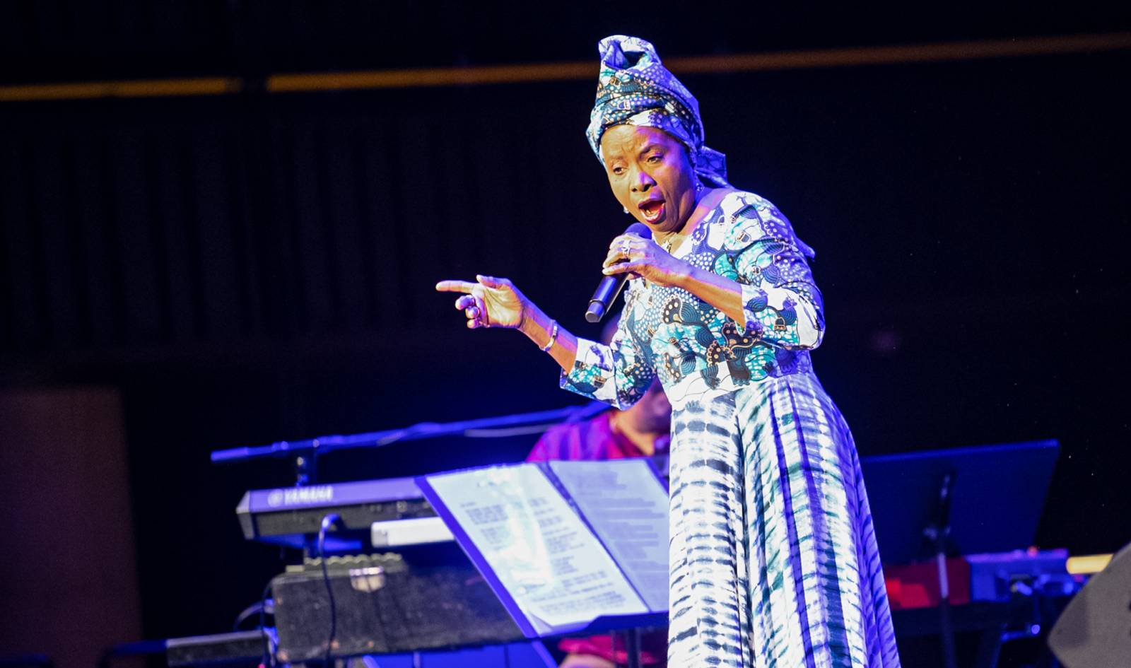 Angélique Kidjo ohromila svým hlasem Forum Karlín, přednesla mu svou verzi kultovního alba Talking Heads