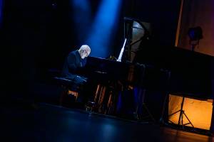 Ludovico Einaudi dojal vyprodaný sál pražského Kongresového centra 