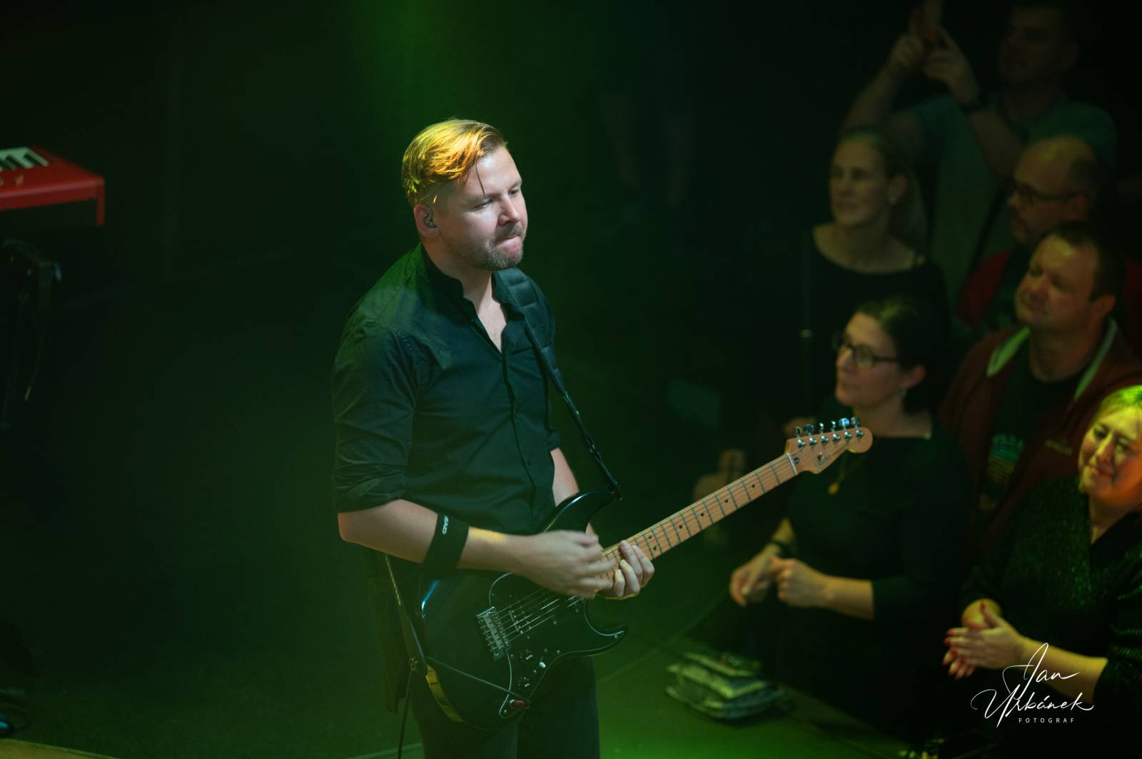 Michal Hrůza vyprodal Lucerna Music Bar, s kapelou hrál do promítaných klipů