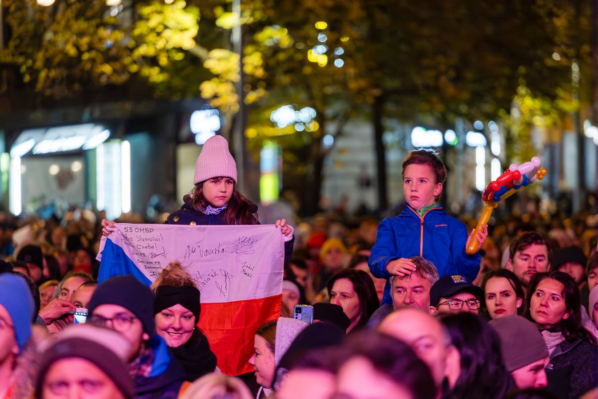 Na Václavském náměstí se oslavoval 17. listopad, pro budoucnost zpívali Aneta Langerová, Buty, Adonxs, Dunaj, Lipo i Igor Orozovič