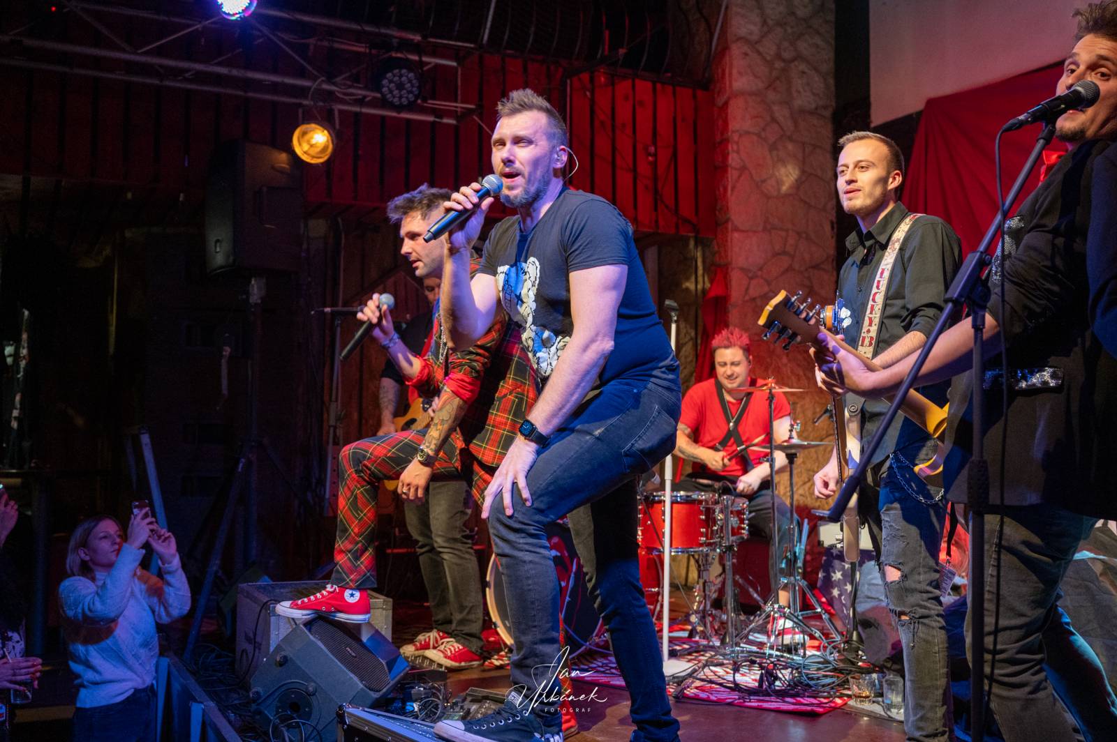 Opuštěný děti dorazily do Teplic. ZakázanÝovoce a Koblížci měli energie na rozdávání