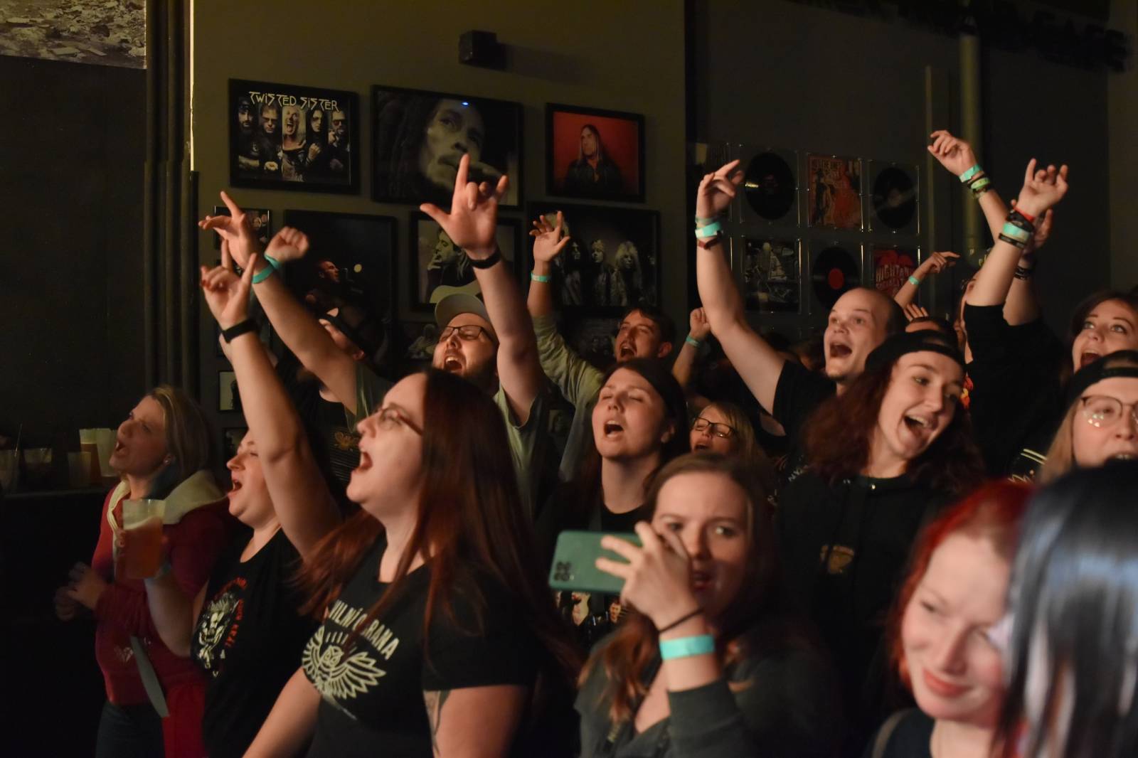 Trička a boty šly dolů. Civilní Obrana a Lety Mimo roztančily kladenské Black Road Café