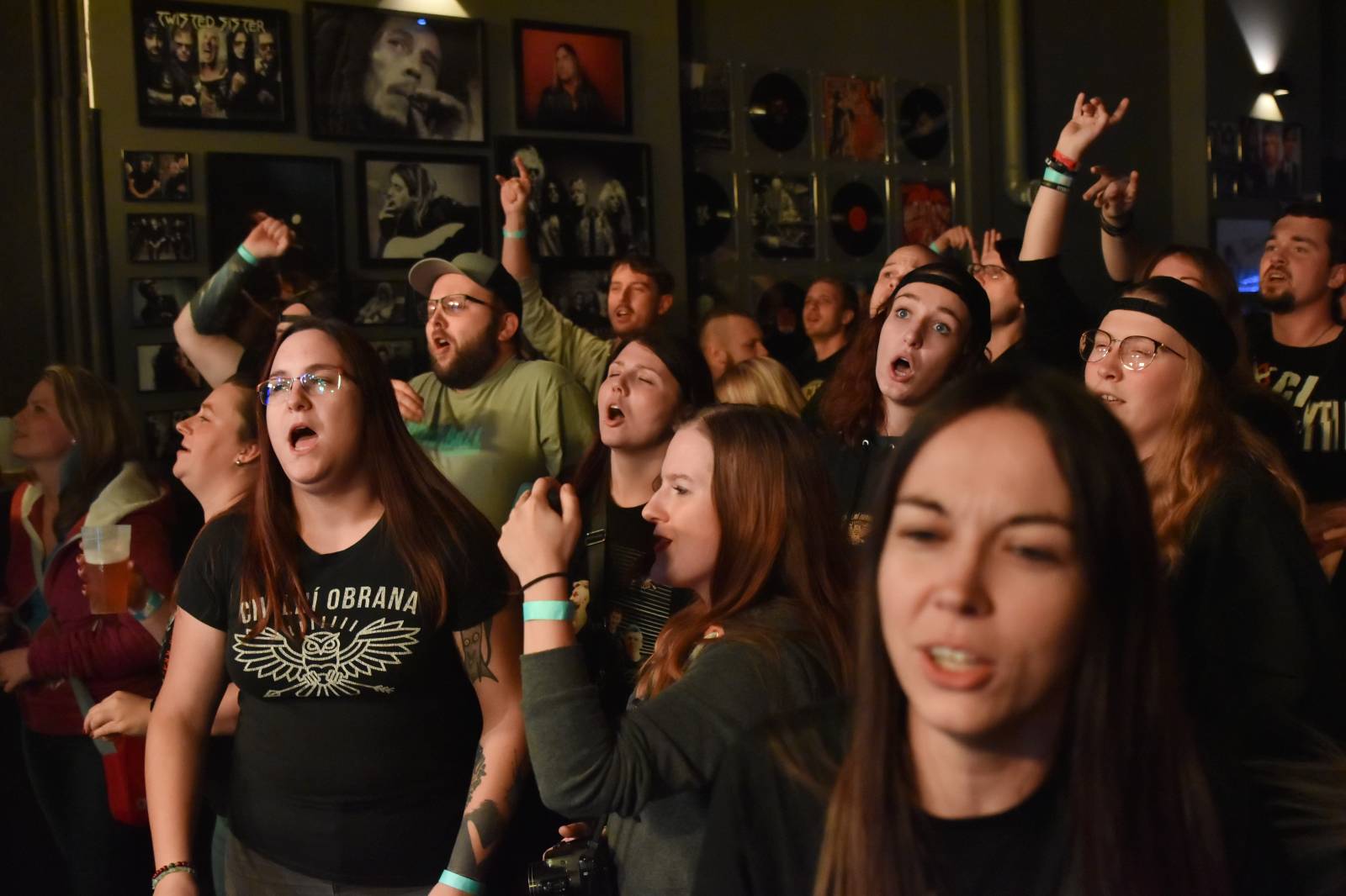 Trička a boty šly dolů. Civilní Obrana a Lety Mimo roztančily kladenské Black Road Café