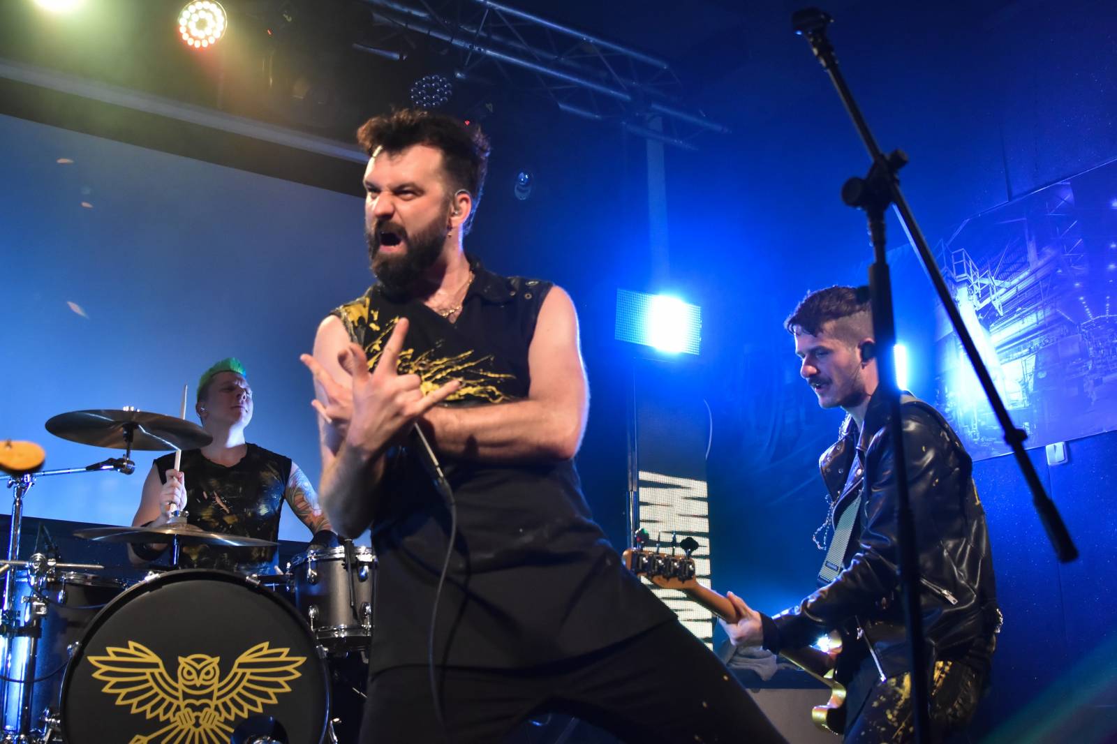 Trička a boty šly dolů. Civilní Obrana a Lety Mimo roztančily kladenské Black Road Café