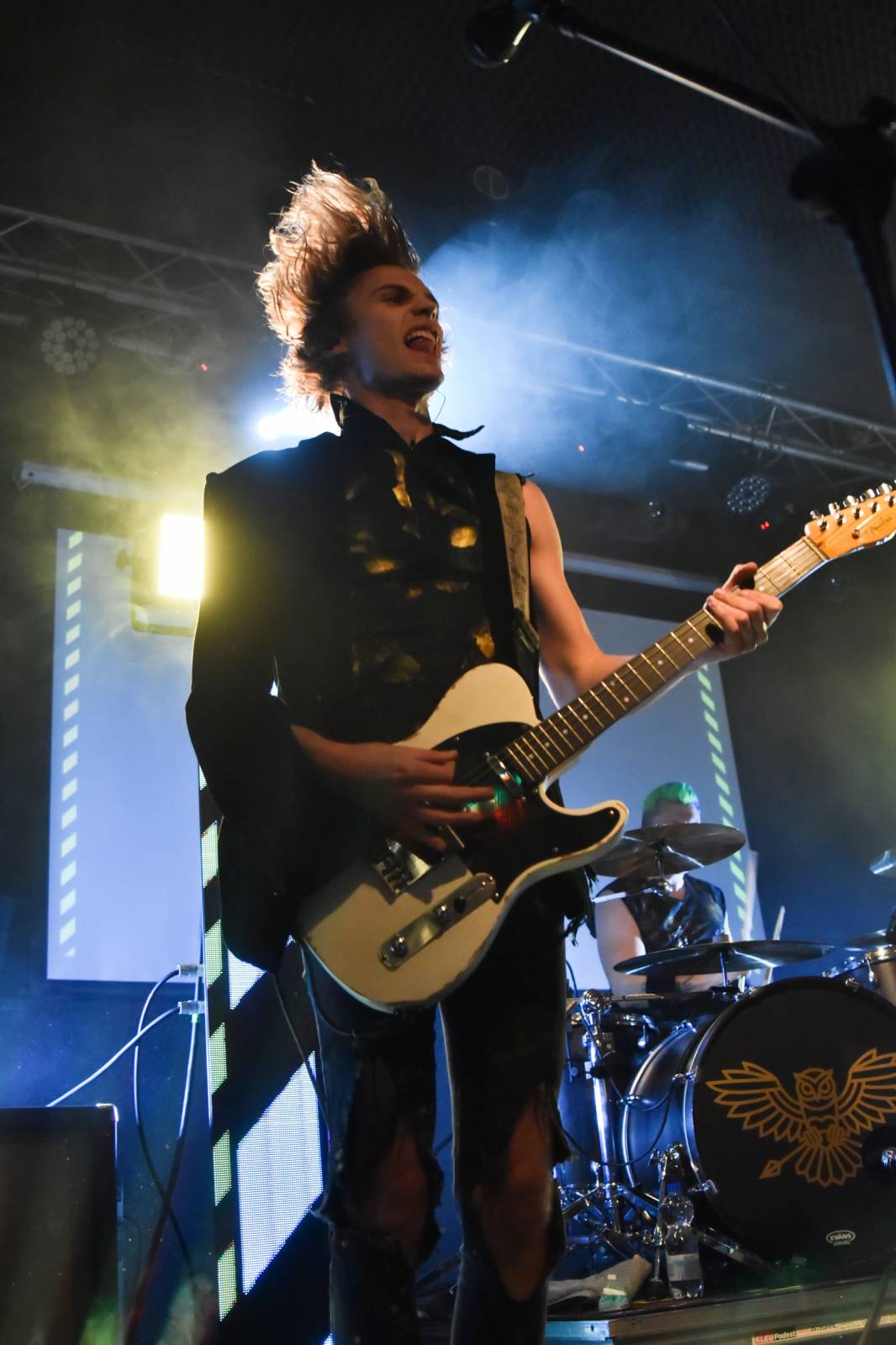 Trička a boty šly dolů. Civilní Obrana a Lety Mimo roztančily kladenské Black Road Café