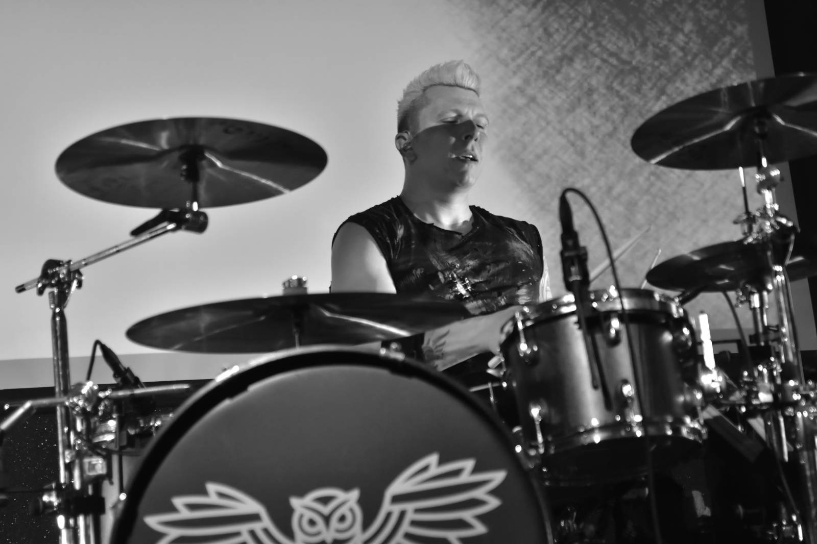 Trička a boty šly dolů. Civilní Obrana a Lety Mimo roztančily kladenské Black Road Café