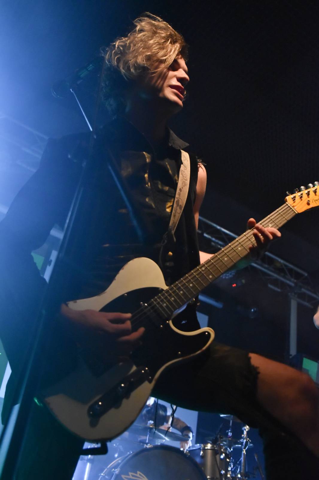 Trička a boty šly dolů. Civilní Obrana a Lety Mimo roztančily kladenské Black Road Café