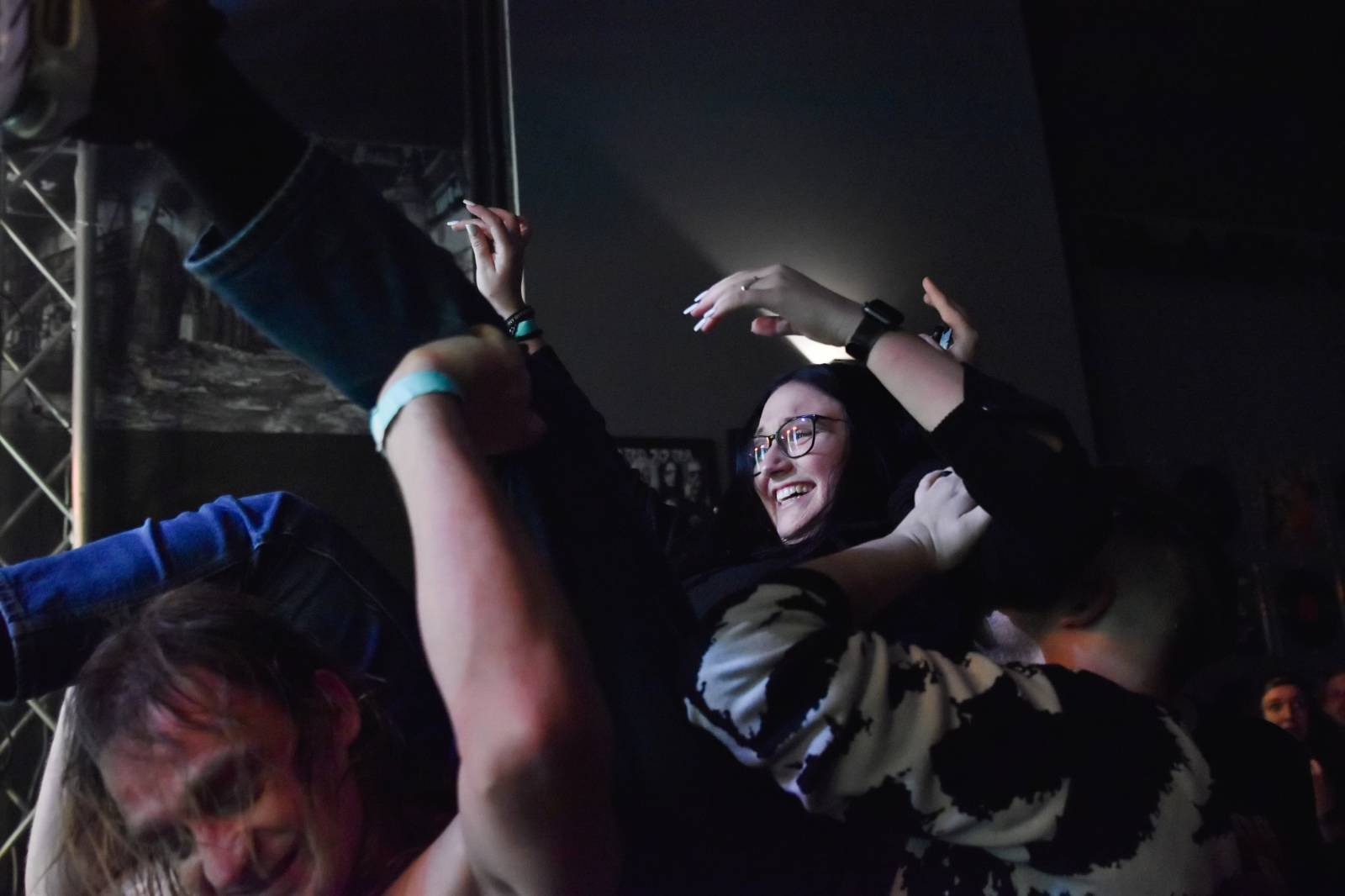 Trička a boty šly dolů. Civilní Obrana a Lety Mimo roztančily kladenské Black Road Café