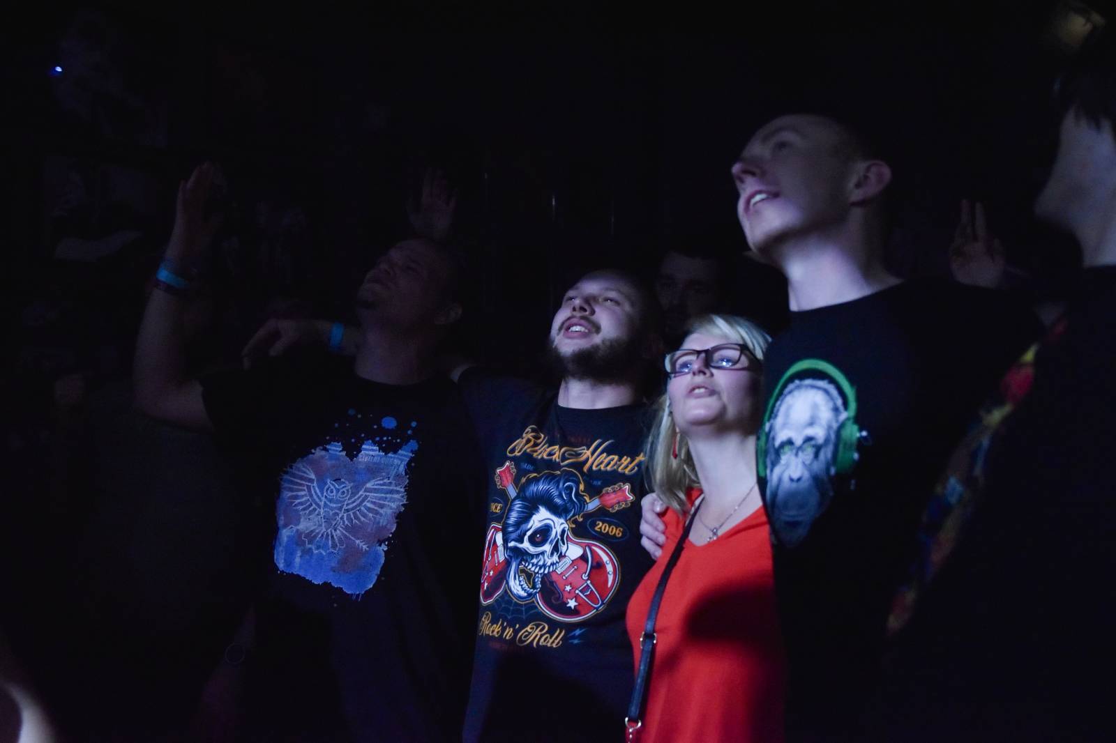 Trička a boty šly dolů. Civilní Obrana a Lety Mimo roztančily kladenské Black Road Café