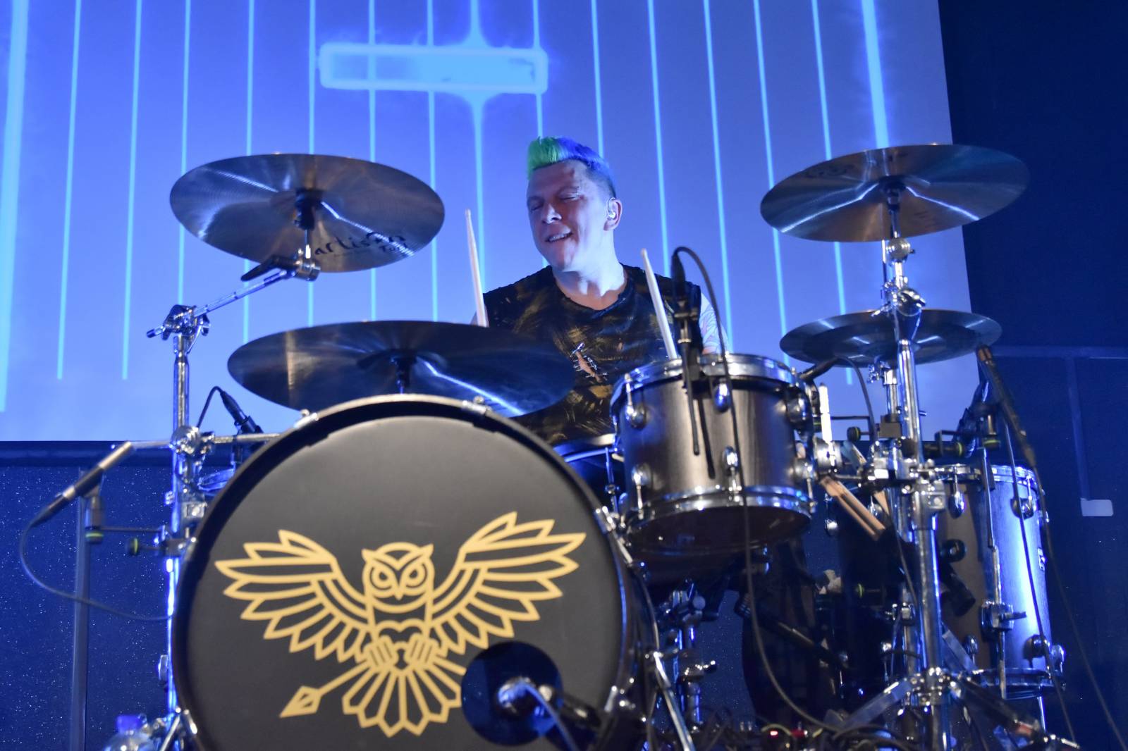 Trička a boty šly dolů. Civilní Obrana a Lety Mimo roztančily kladenské Black Road Café