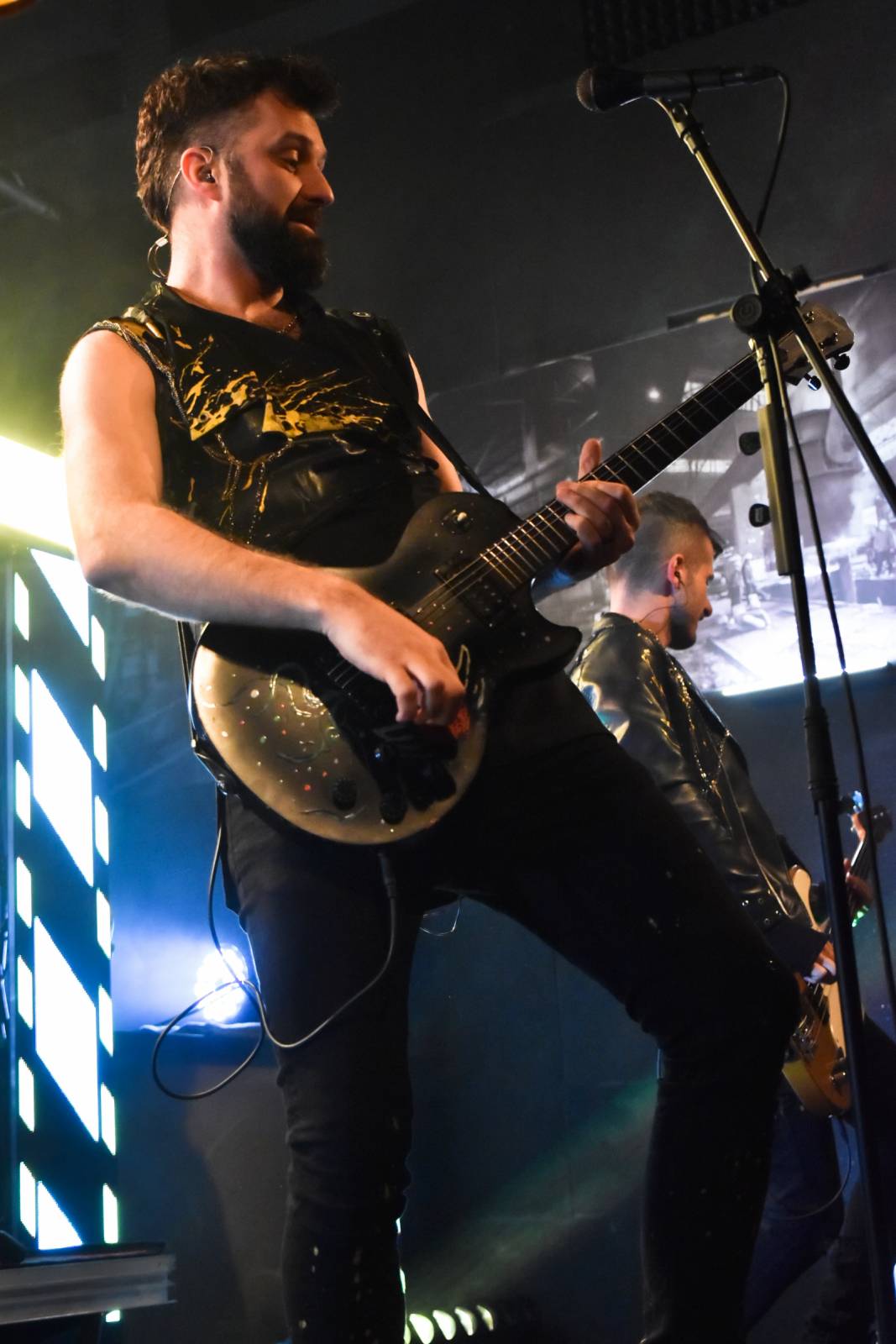 Trička a boty šly dolů. Civilní Obrana a Lety Mimo roztančily kladenské Black Road Café