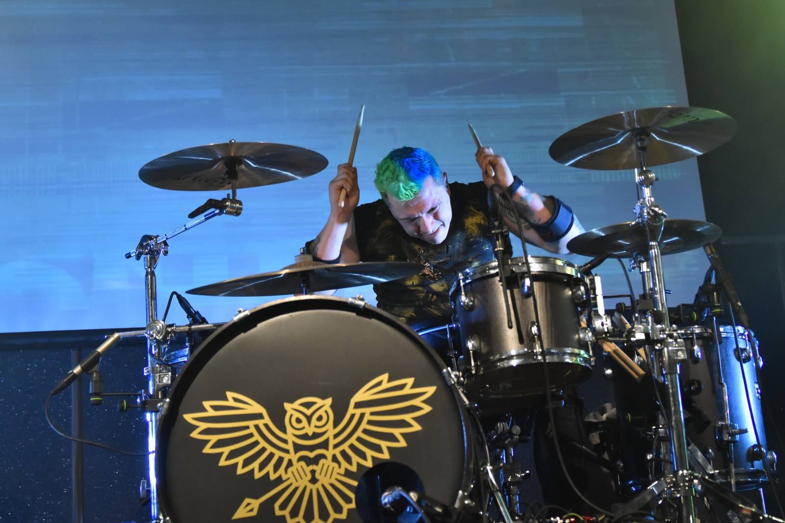 Trička a boty šly dolů. Civilní Obrana a Lety Mimo roztančily kladenské Black Road Café