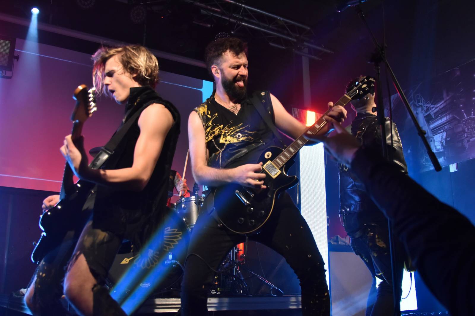 Trička a boty šly dolů. Civilní Obrana a Lety Mimo roztančily kladenské Black Road Café