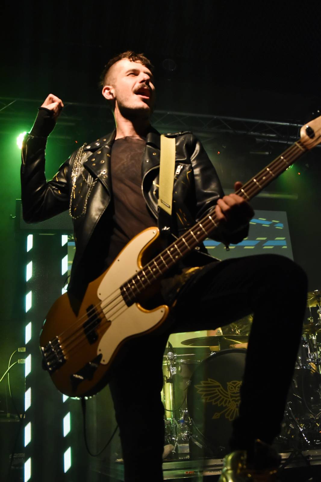 Trička a boty šly dolů. Civilní Obrana a Lety Mimo roztančily kladenské Black Road Café