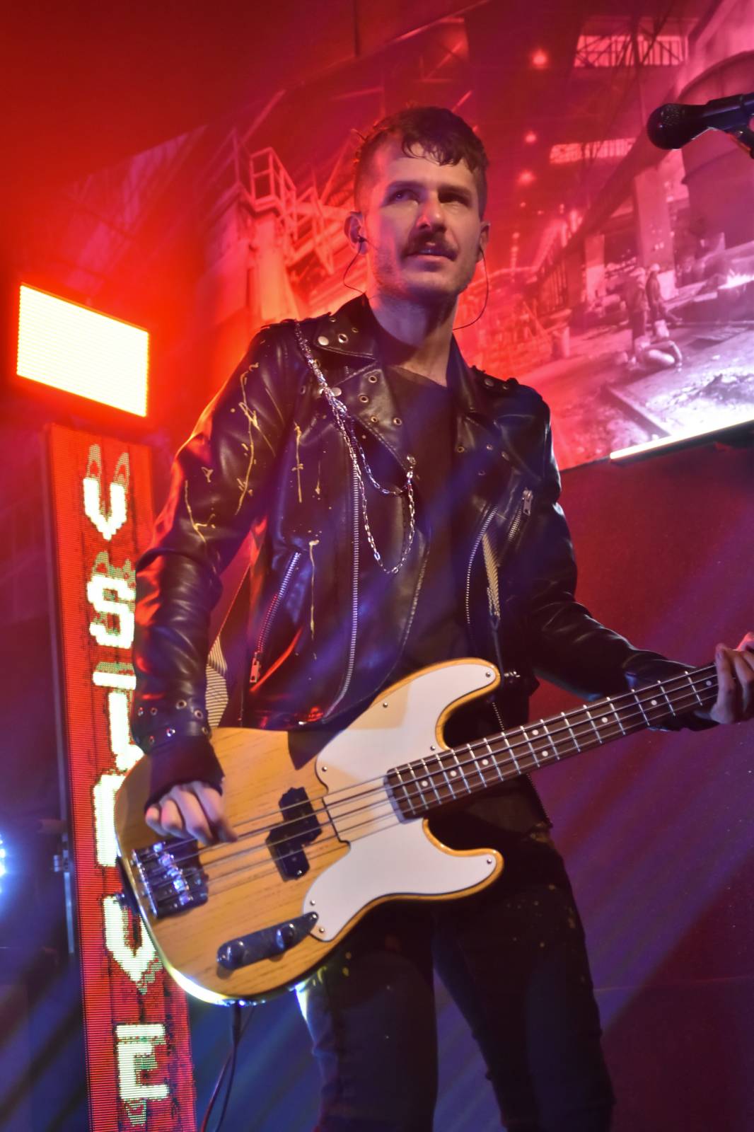 Trička a boty šly dolů. Civilní Obrana a Lety Mimo roztančily kladenské Black Road Café