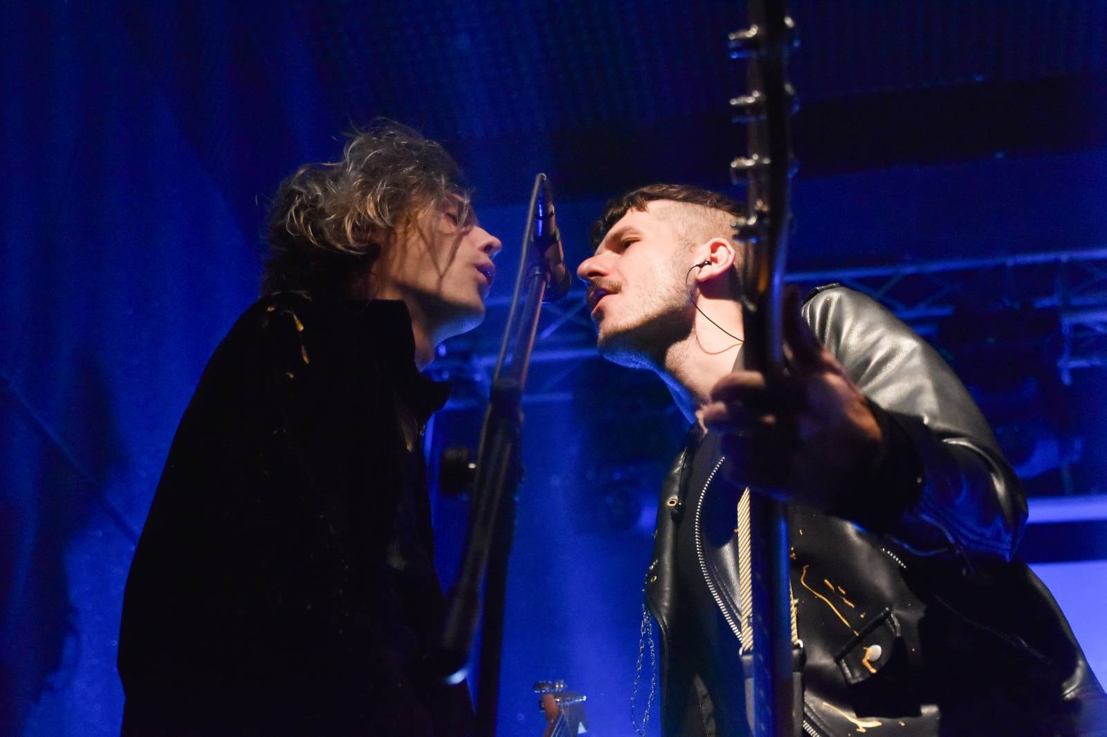 Trička a boty šly dolů. Civilní Obrana a Lety Mimo roztančily kladenské Black Road Café