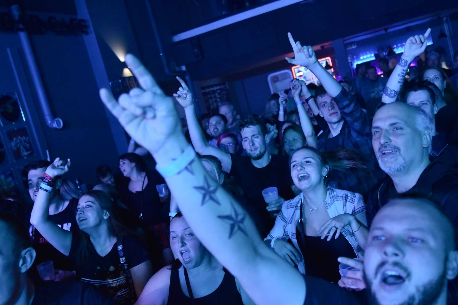 Trička a boty šly dolů. Civilní Obrana a Lety Mimo roztančily kladenské Black Road Café