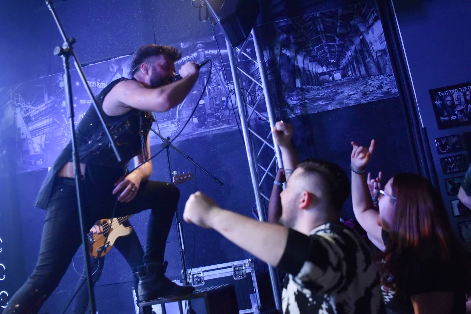 Trička a boty šly dolů. Civilní Obrana a Lety Mimo roztančily kladenské Black Road Café