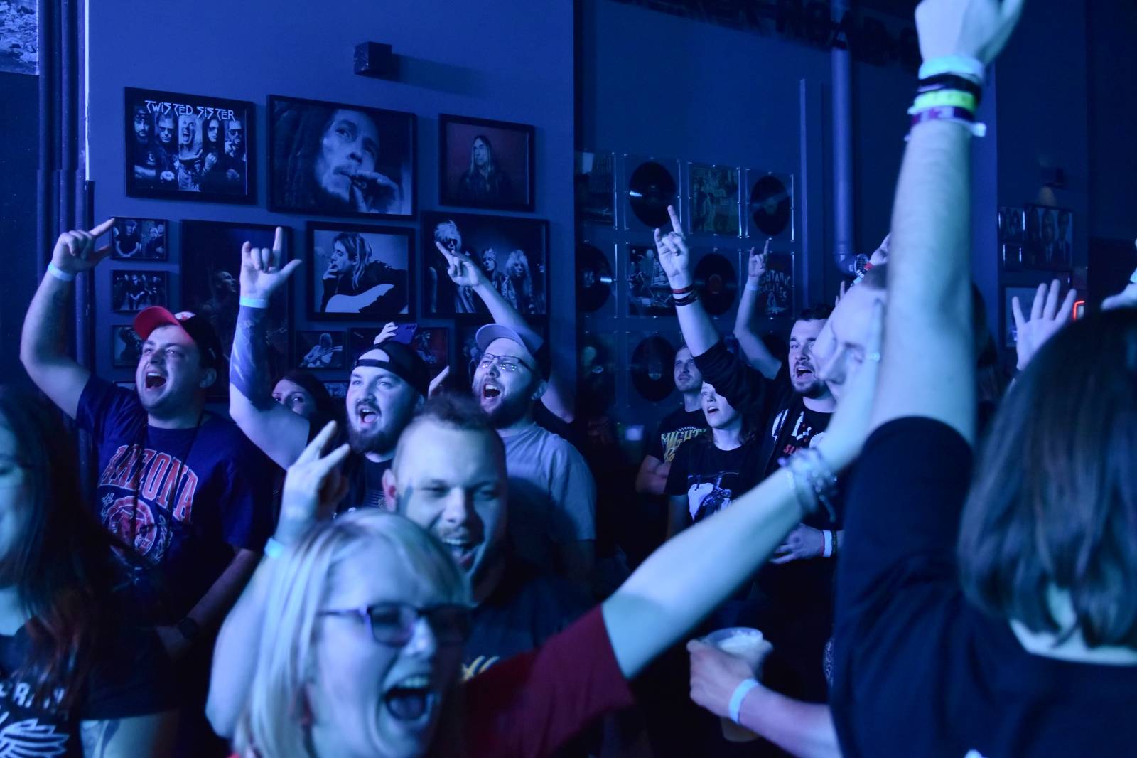 Trička a boty šly dolů. Civilní Obrana a Lety Mimo roztančily kladenské Black Road Café