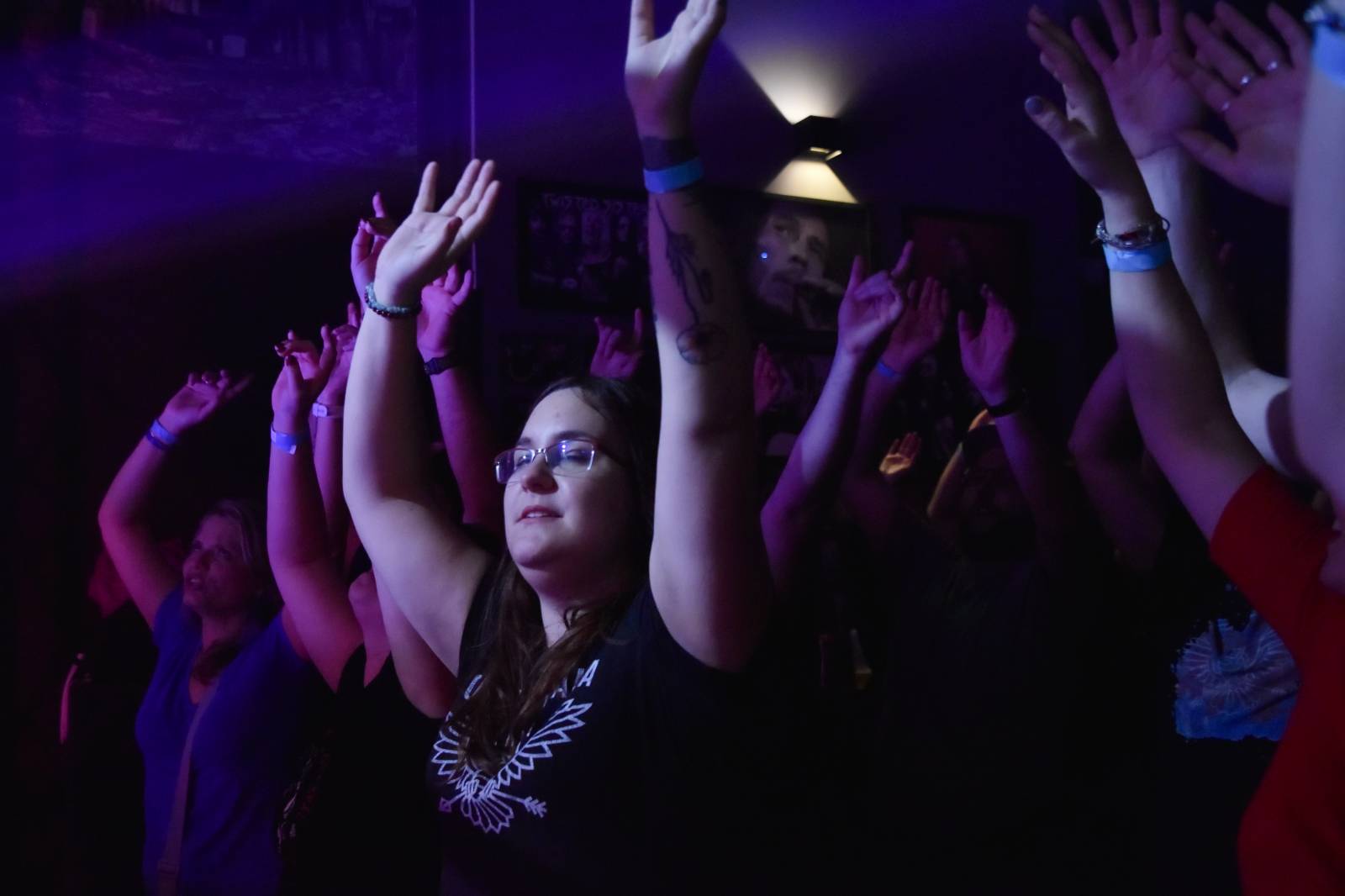 Trička a boty šly dolů. Civilní Obrana a Lety Mimo roztančily kladenské Black Road Café