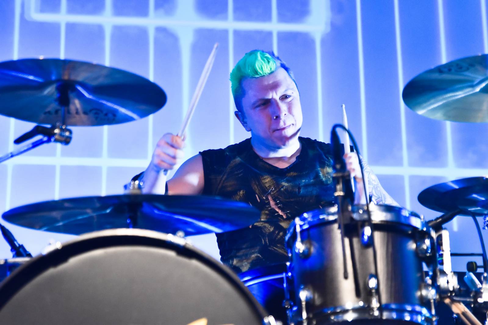 Trička a boty šly dolů. Civilní Obrana a Lety Mimo roztančily kladenské Black Road Café