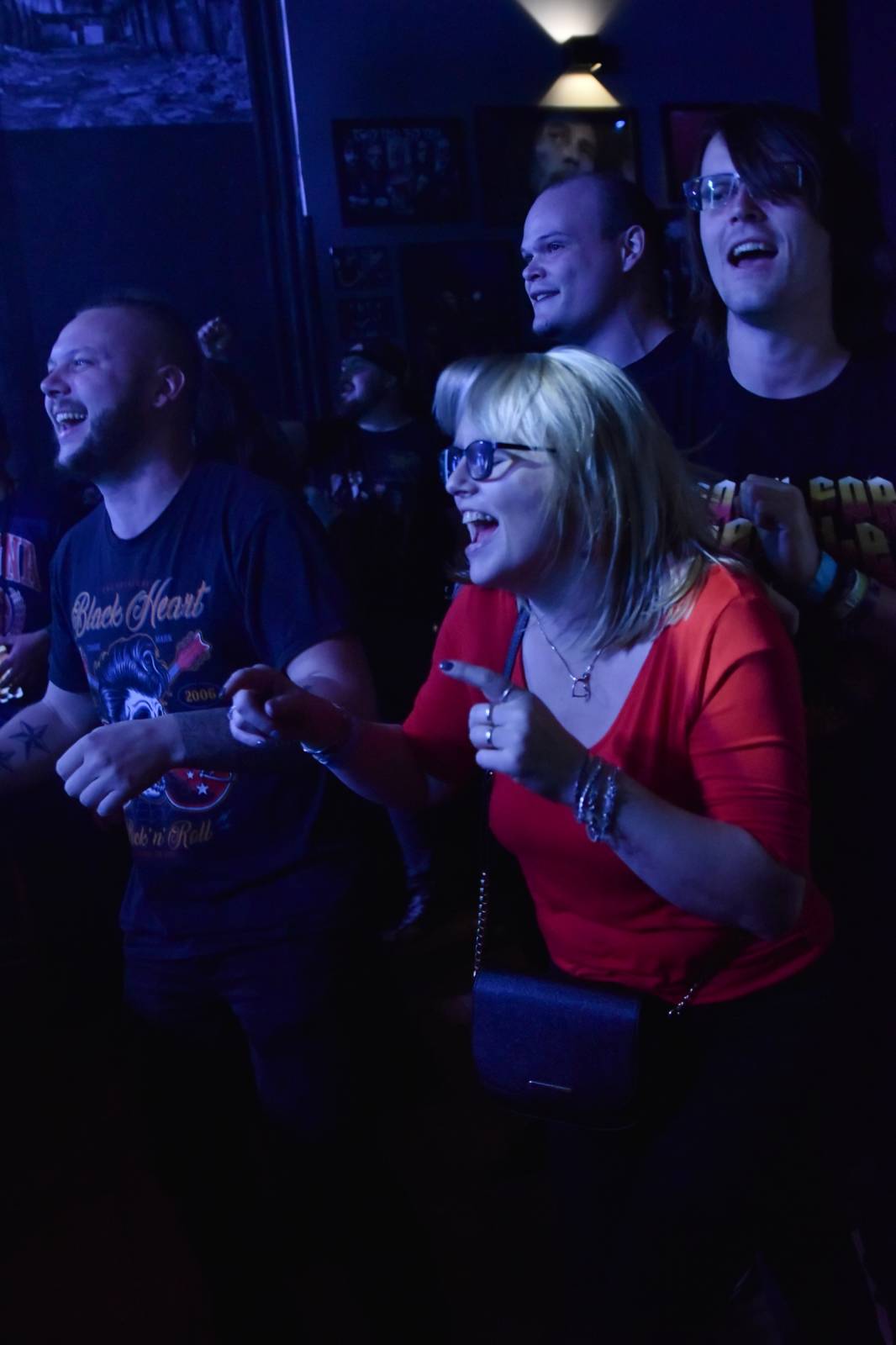 Trička a boty šly dolů. Civilní Obrana a Lety Mimo roztančily kladenské Black Road Café