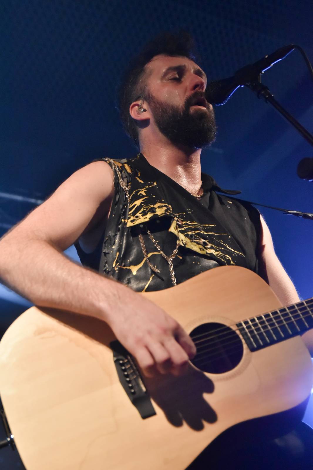 Trička a boty šly dolů. Civilní Obrana a Lety Mimo roztančily kladenské Black Road Café