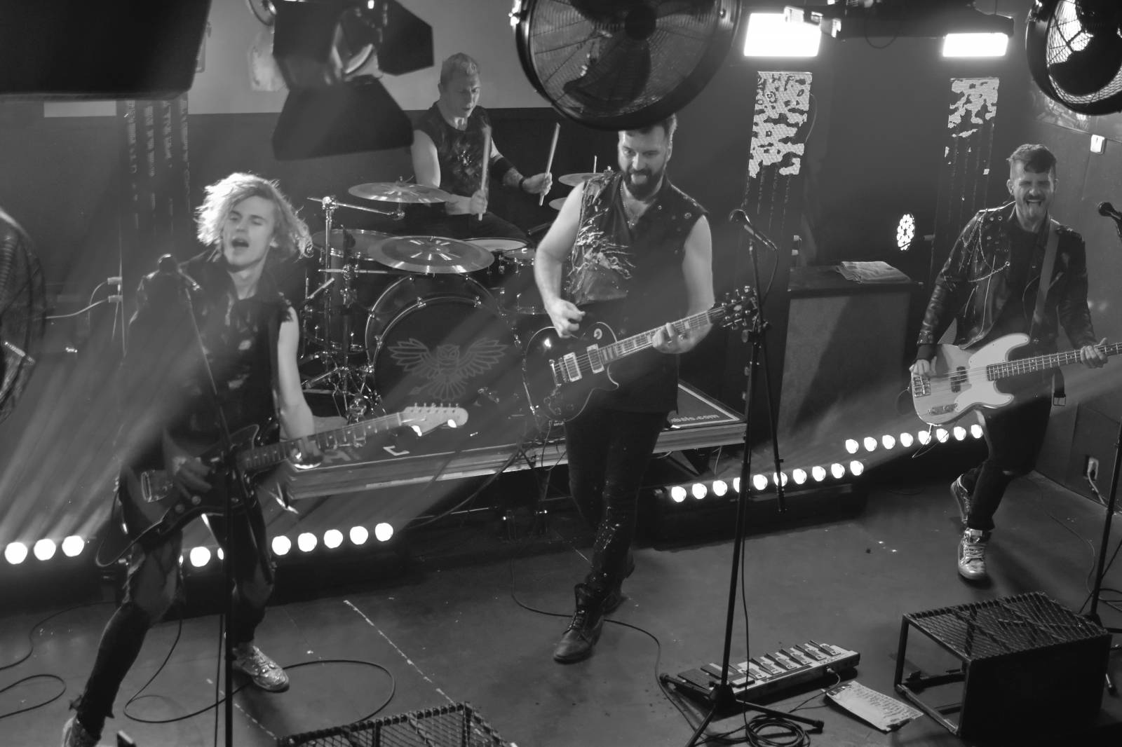 Trička a boty šly dolů. Civilní Obrana a Lety Mimo roztančily kladenské Black Road Café