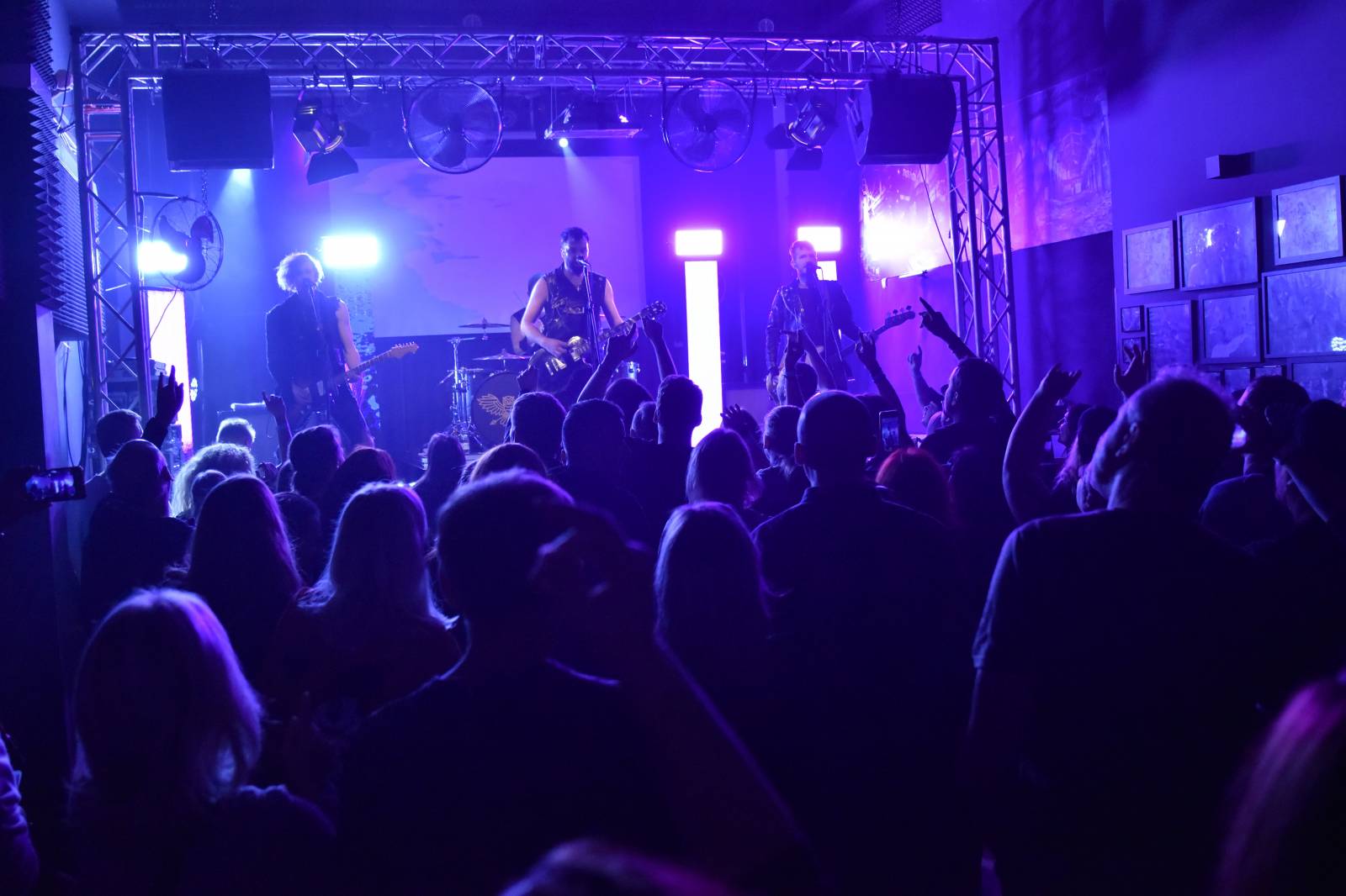 Trička a boty šly dolů. Civilní Obrana a Lety Mimo roztančily kladenské Black Road Café