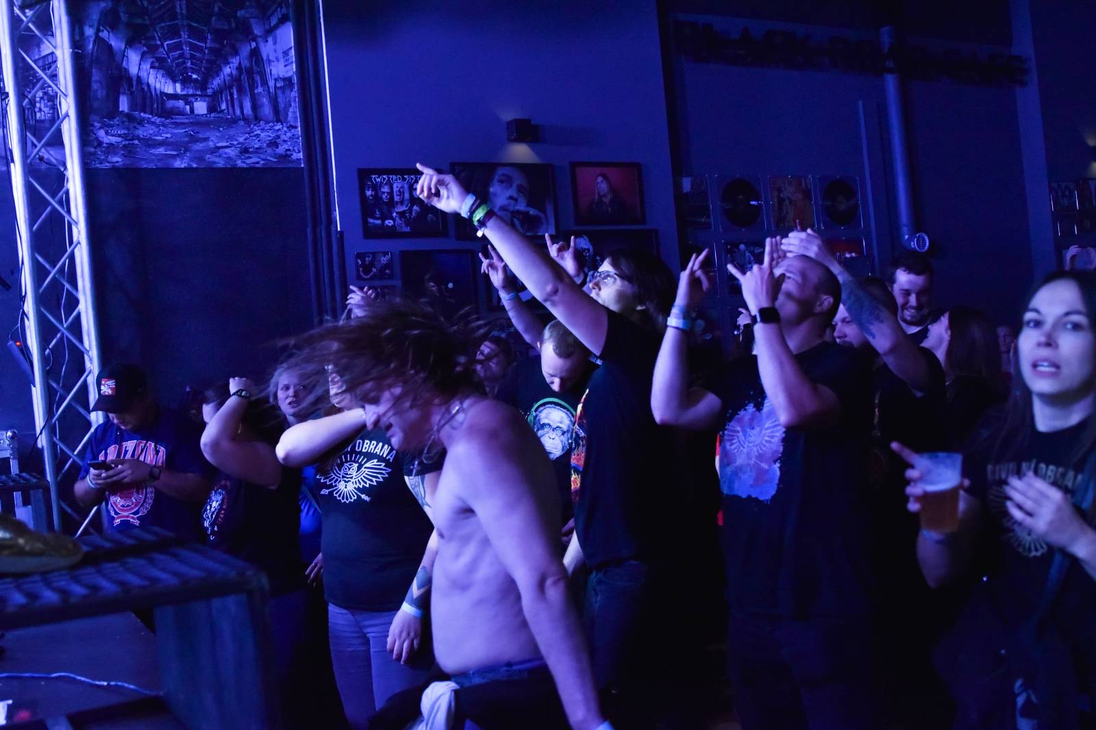 Trička a boty šly dolů. Civilní Obrana a Lety Mimo roztančily kladenské Black Road Café