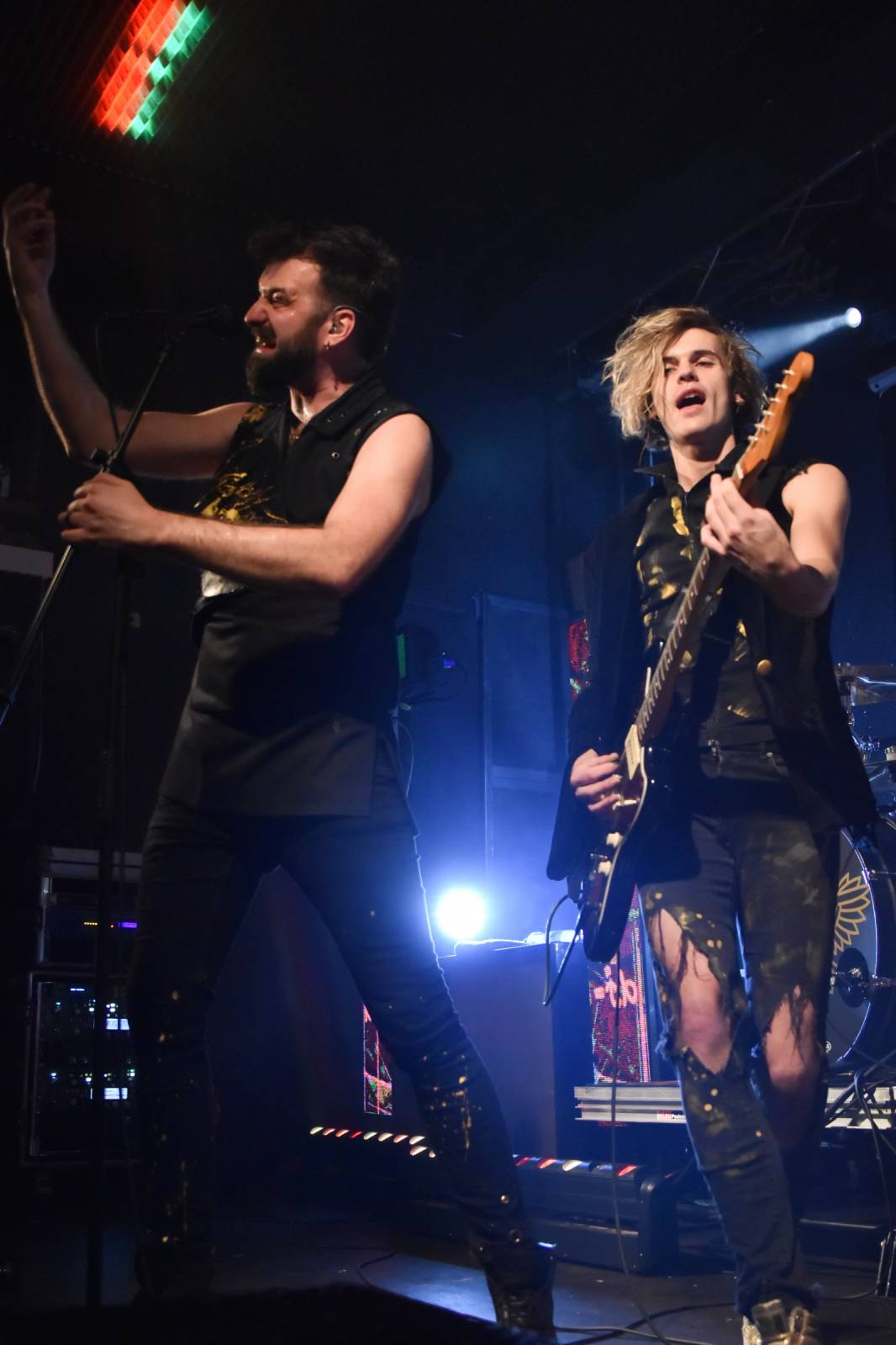 Trička a boty šly dolů. Civilní Obrana a Lety Mimo roztančily kladenské Black Road Café