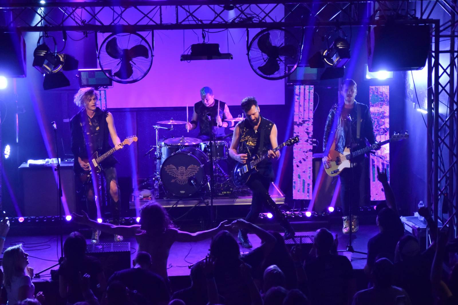 Trička a boty šly dolů. Civilní Obrana a Lety Mimo roztančily kladenské Black Road Café