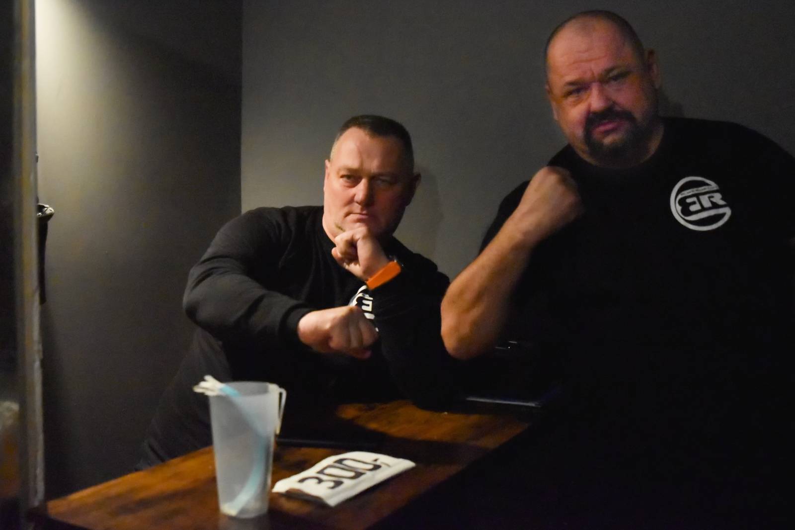 Trička a boty šly dolů. Civilní Obrana a Lety Mimo roztančily kladenské Black Road Café