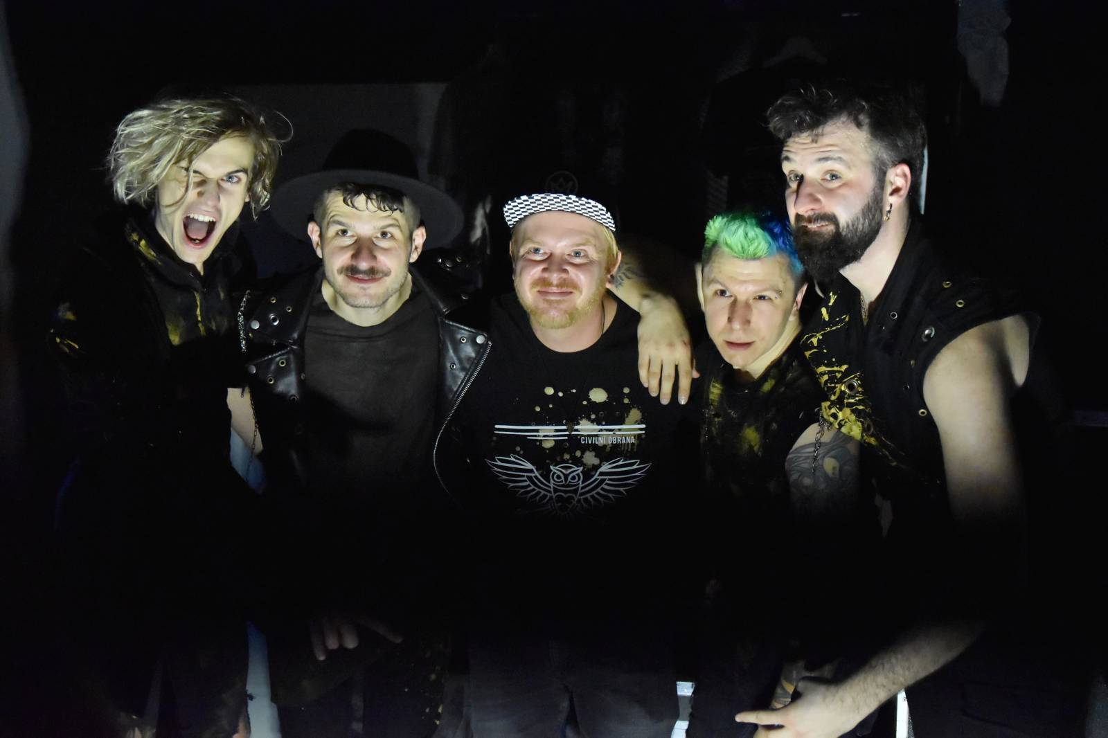 Trička a boty šly dolů. Civilní Obrana a Lety Mimo roztančily kladenské Black Road Café