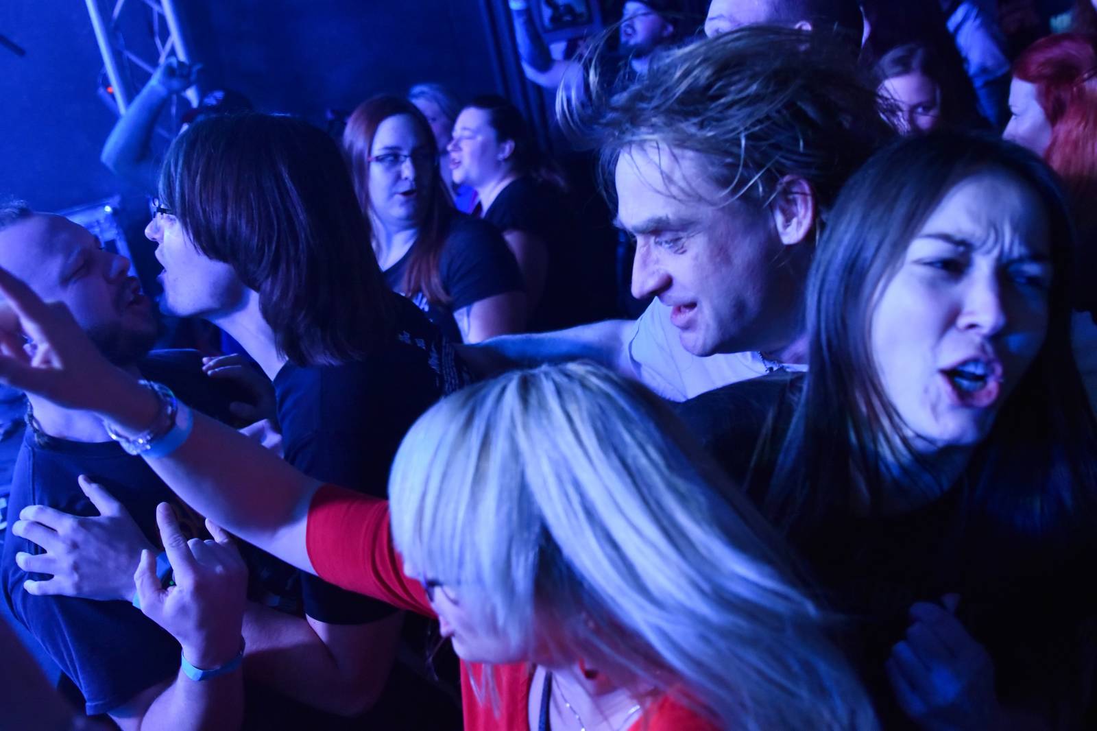 Trička a boty šly dolů. Civilní Obrana a Lety Mimo roztančily kladenské Black Road Café