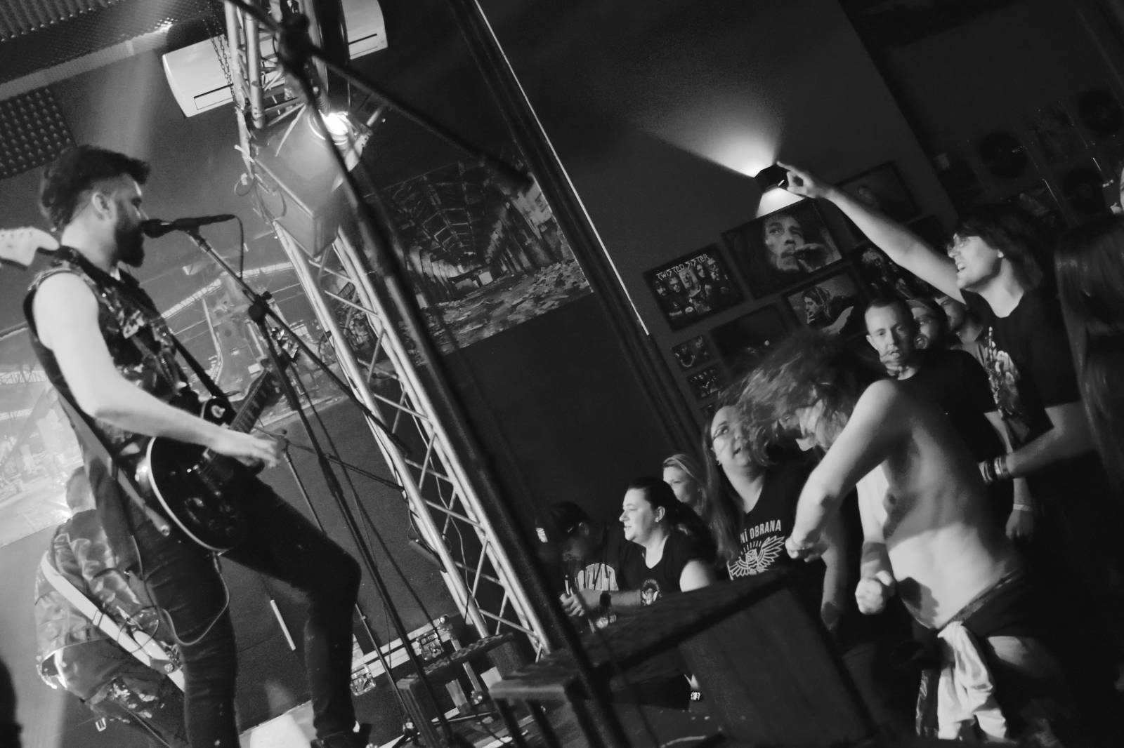 Trička a boty šly dolů. Civilní Obrana a Lety Mimo roztančily kladenské Black Road Café