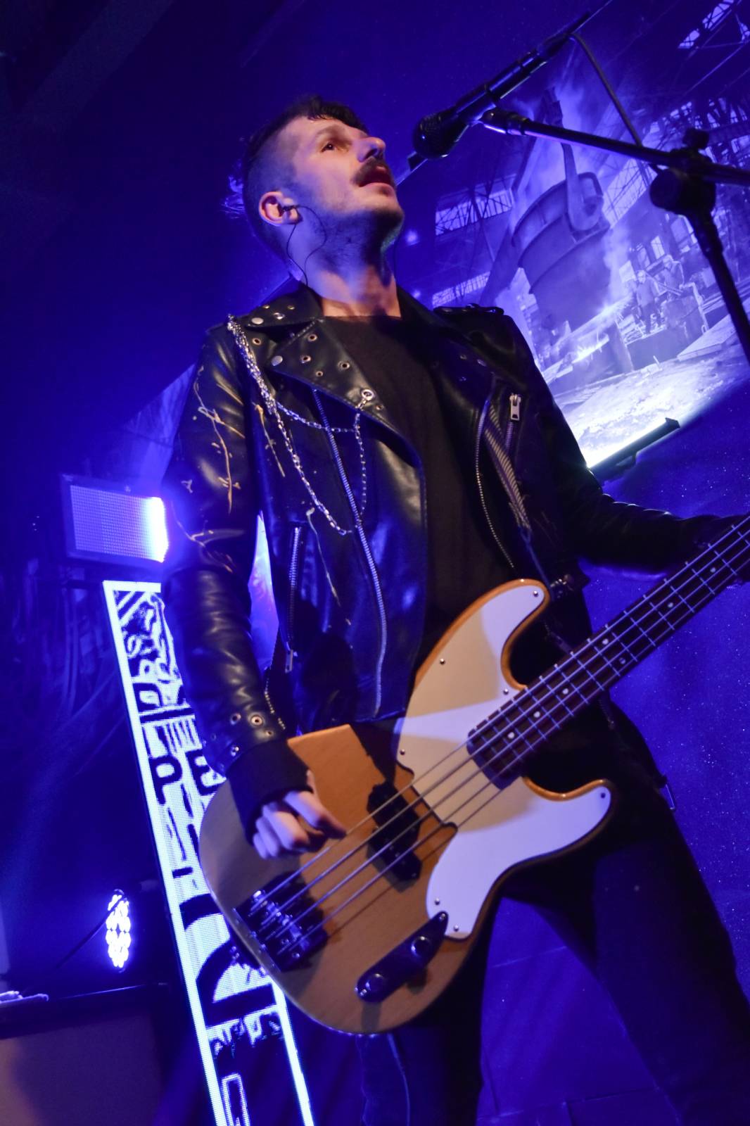 Trička a boty šly dolů. Civilní Obrana a Lety Mimo roztančily kladenské Black Road Café