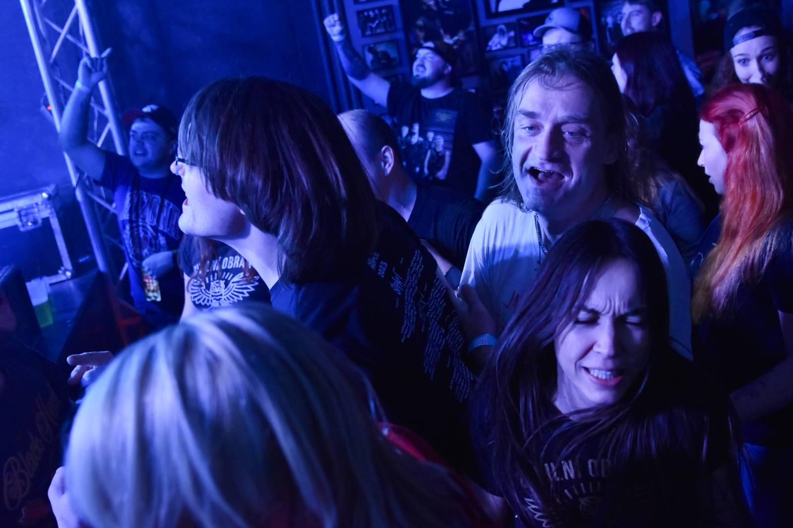 Trička a boty šly dolů. Civilní Obrana a Lety Mimo roztančily kladenské Black Road Café