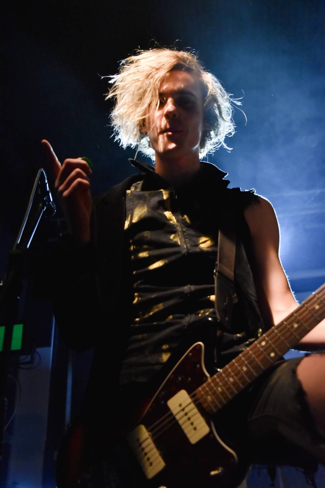 Trička a boty šly dolů. Civilní Obrana a Lety Mimo roztančily kladenské Black Road Café