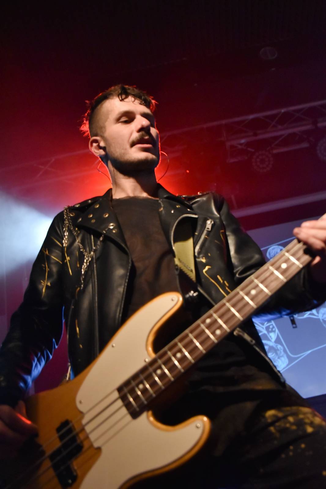 Trička a boty šly dolů. Civilní Obrana a Lety Mimo roztančily kladenské Black Road Café