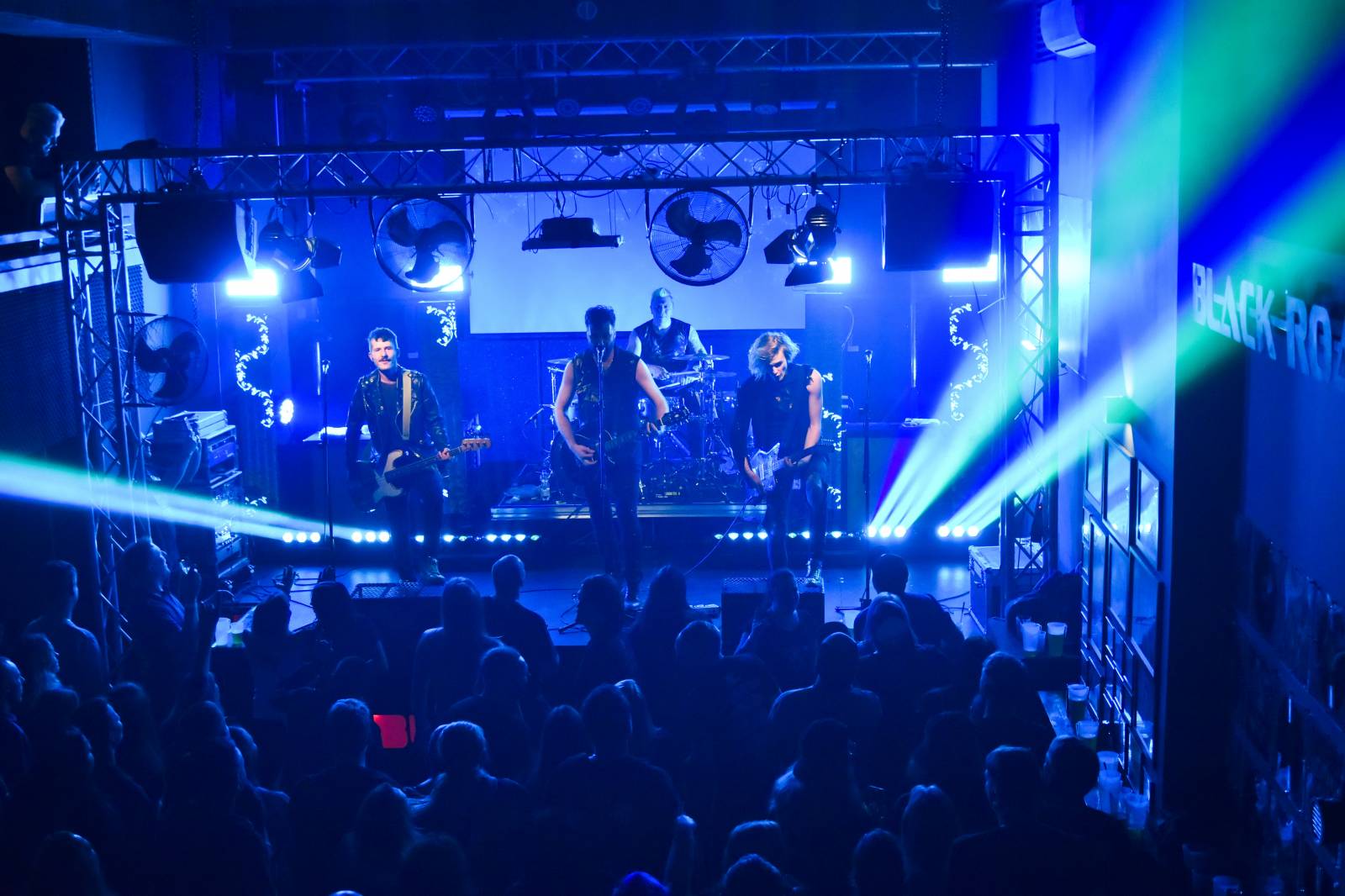 Trička a boty šly dolů. Civilní Obrana a Lety Mimo roztančily kladenské Black Road Café