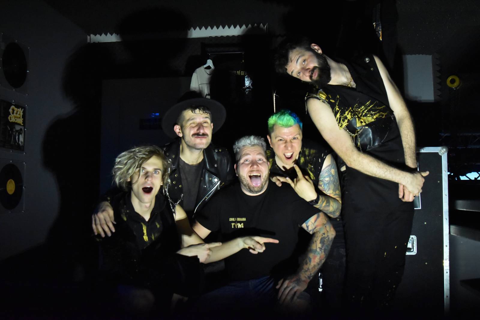 Trička a boty šly dolů. Civilní Obrana a Lety Mimo roztančily kladenské Black Road Café