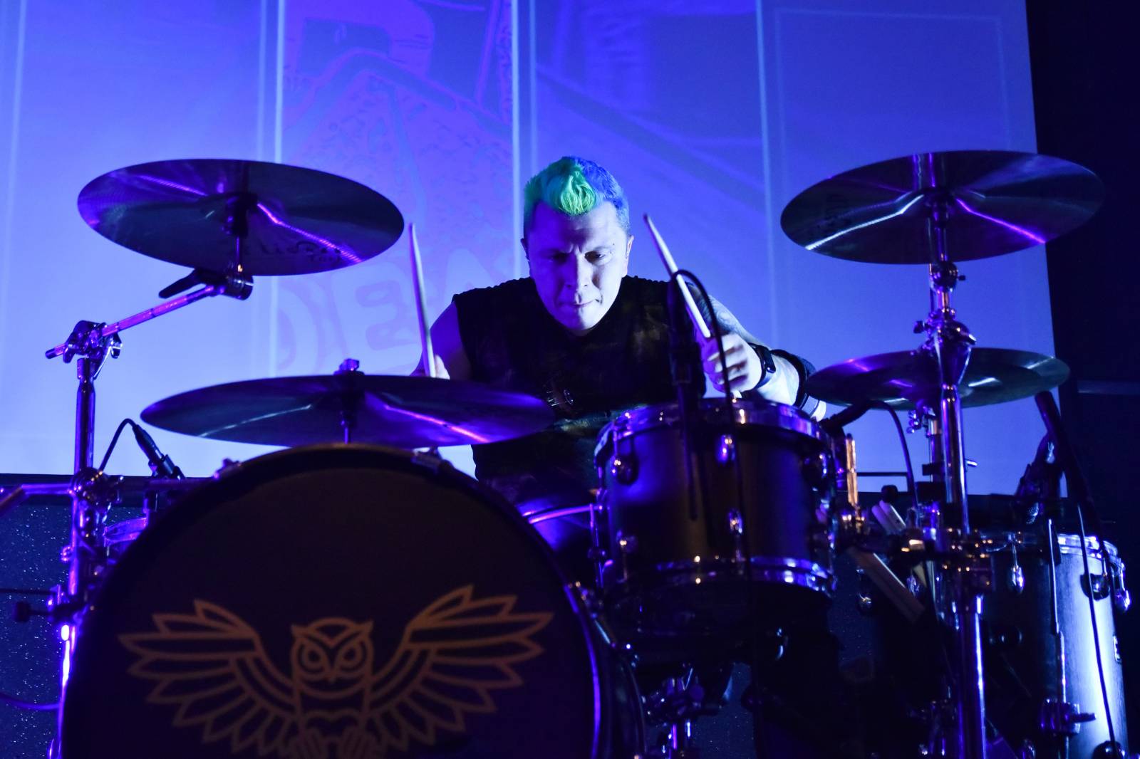 Trička a boty šly dolů. Civilní Obrana a Lety Mimo roztančily kladenské Black Road Café