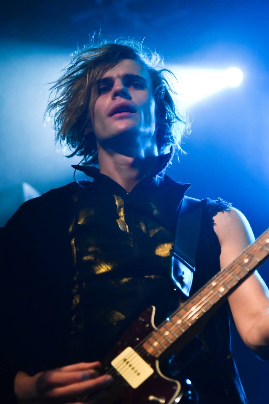 Trička a boty šly dolů. Civilní Obrana a Lety Mimo roztančily kladenské Black Road Café